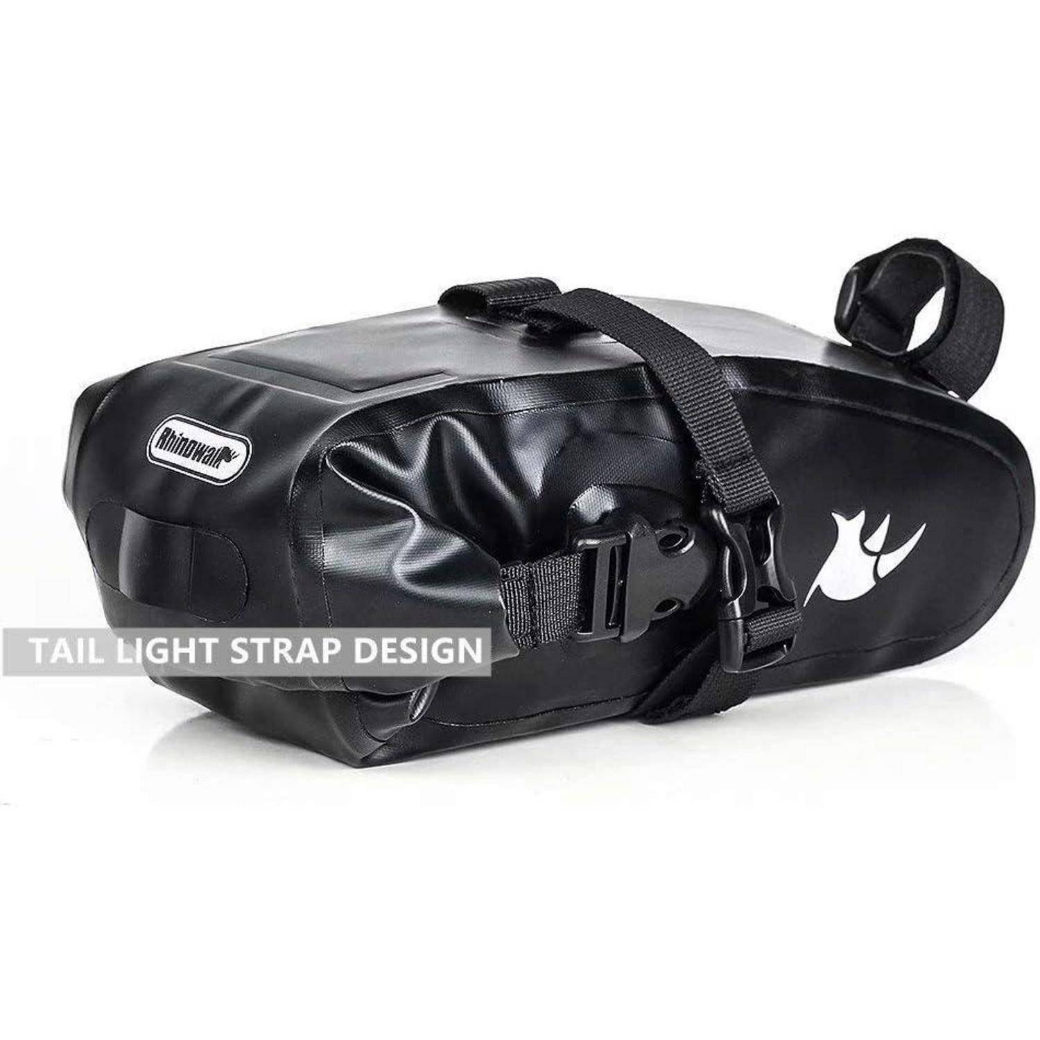 Schwarze Fahrradsatteltasche mit Riemen und Schnalle, auf weißem Hintergrund gezeigt, mit der Bezeichnung „TAIL LIGHT STRAP DESIGN".