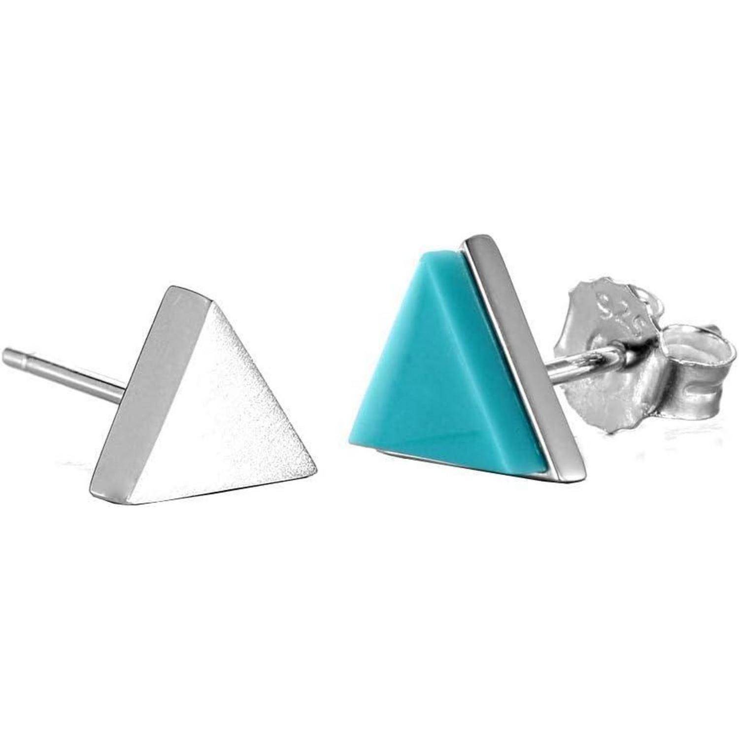 Paar dreieckiger Ohrstecker, einer in Silber und einer in Türkis, gezeigt mit Stiften und Schmetterlingsklappen auf weißem Hintergrund.