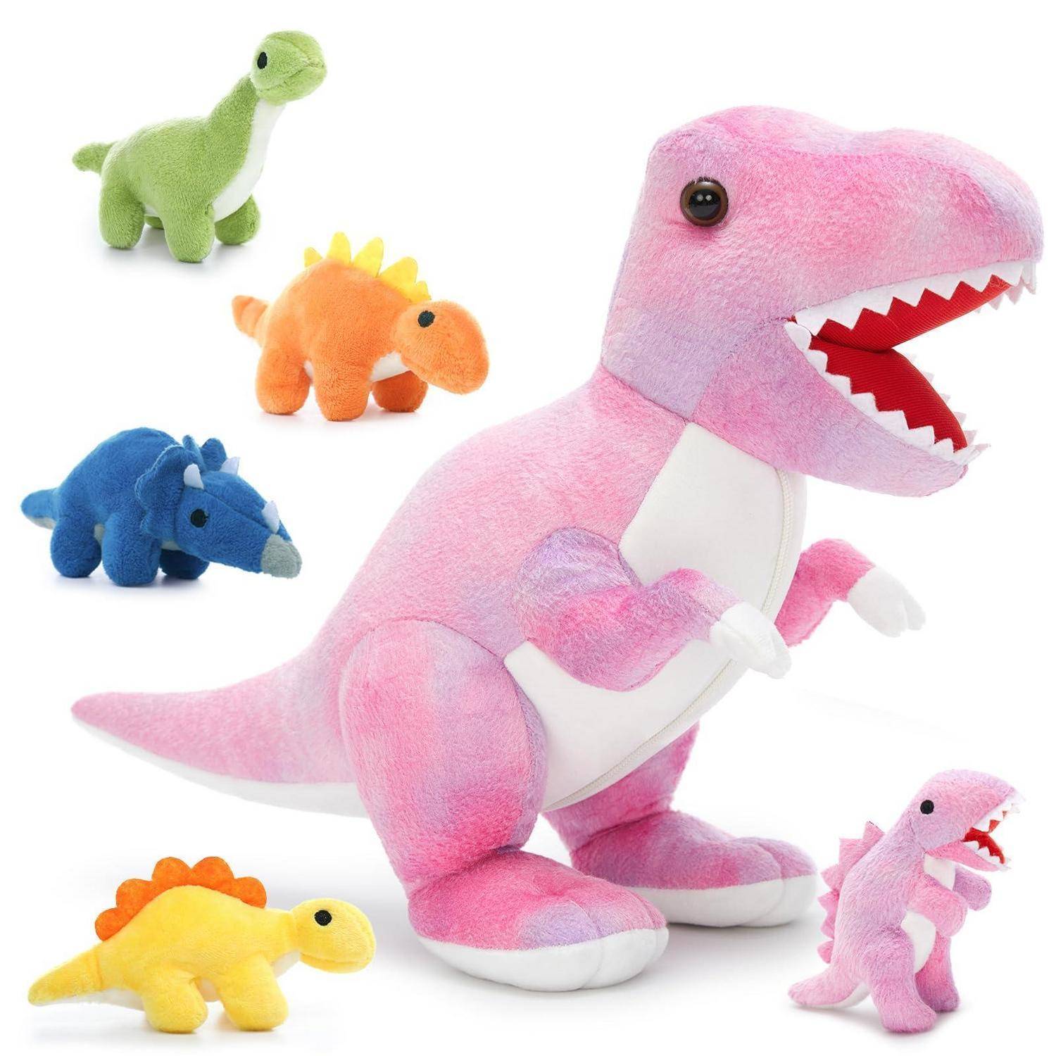 Fünf kuschelige Dinosaurier-Spielzeuge auf weißem Hintergrund, zentriert auf einem großen rosa T-Rex mit kleineren grünen, orangefarbenen, blauen, gelben und rosa Dinos drumherum.