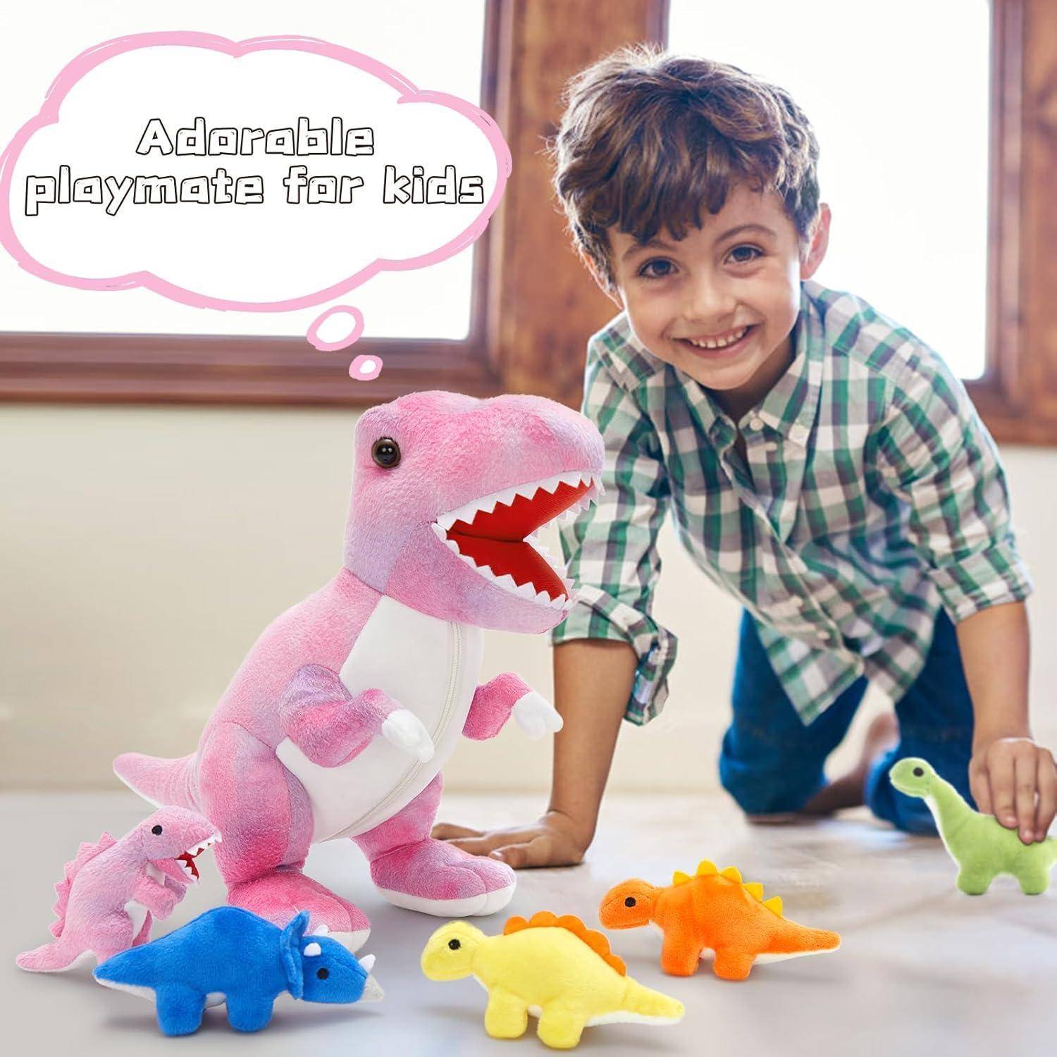 Lächelnder Junge spielt mit bunten Dinosaurier-Spielzeugen, angeführt von einem großen rosa Dinosaurier; Sprechblase sagt „Niedlicher Spielkamerad für Kinder".
