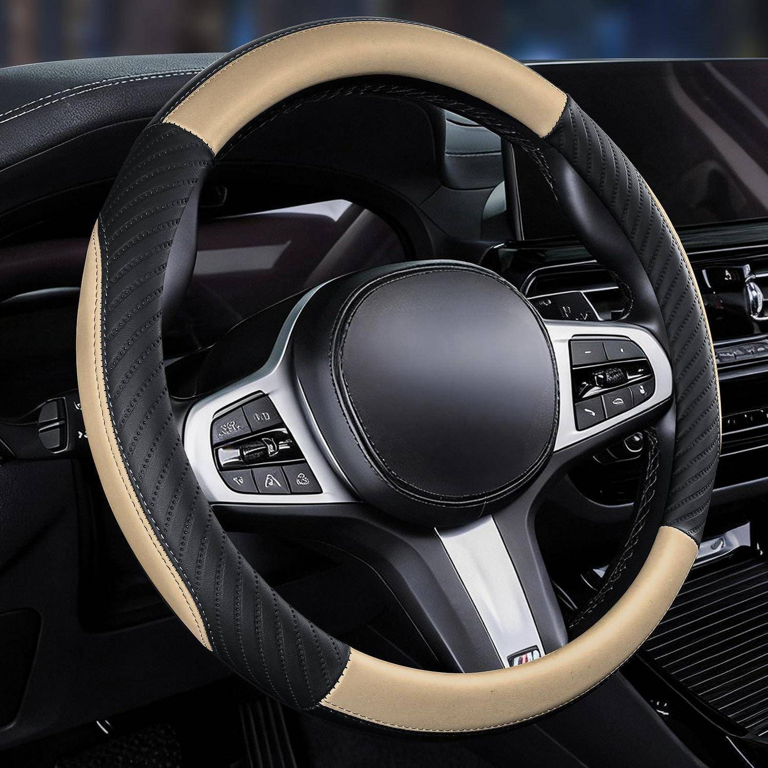 Nahaufnahme eines BMW M-Lenkrads mit schwarzem Leder und beigem Besatz, das Bedientasten und das 'M'-Abzeichen im Autoinnenraum zeigt.