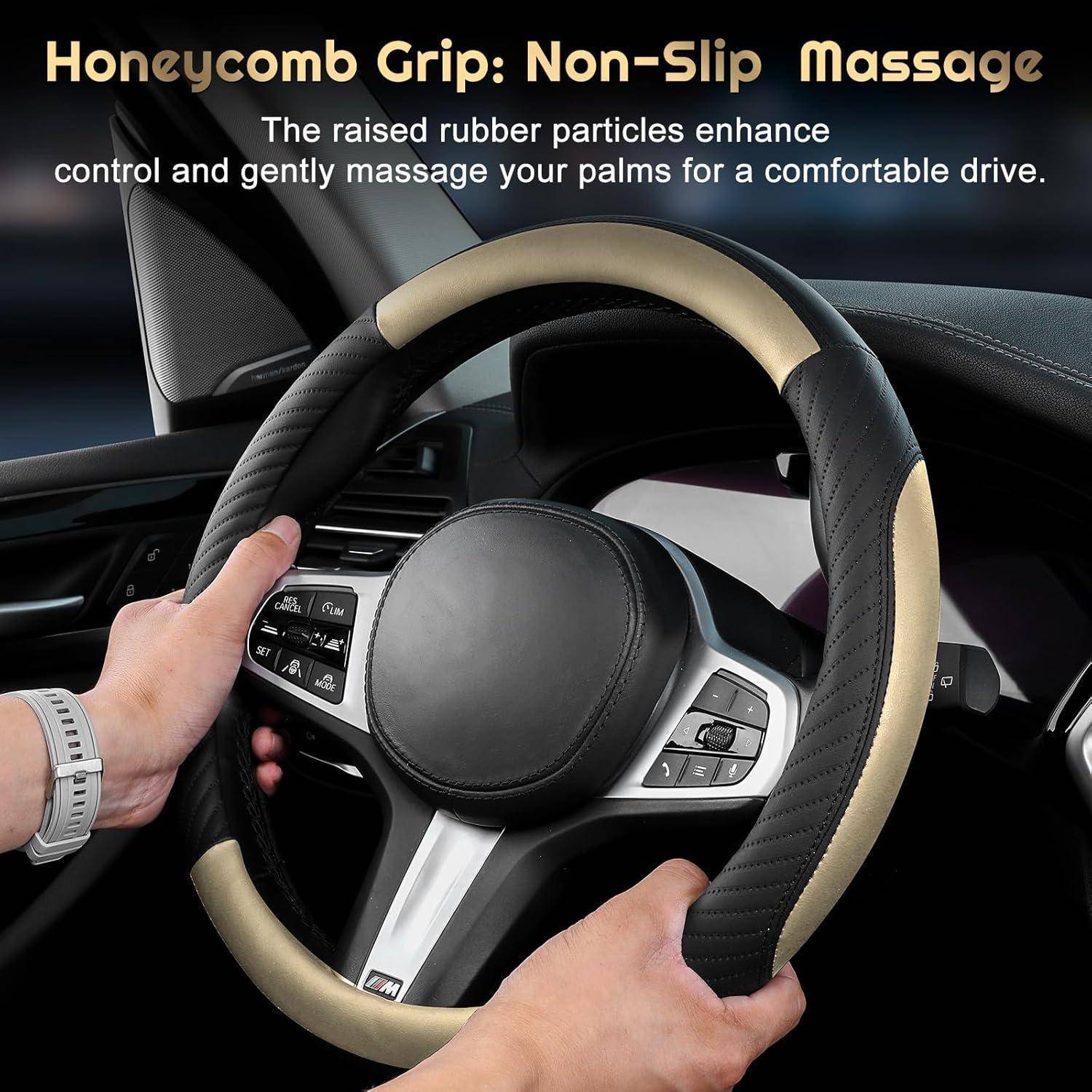 Hände halten eine schwarz-beige Wabenmuster-Lenkradhülle in einem Auto, mit Text, der ihre rutschfeste, massagende Komforteigenschaften bewirbt.
