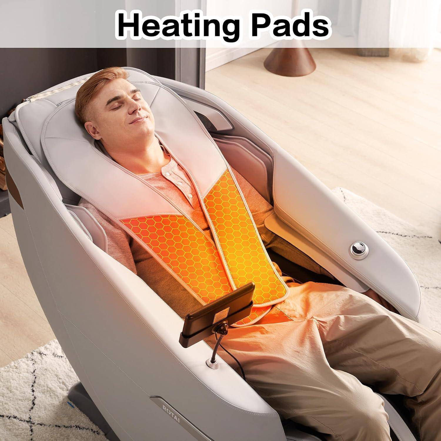 Ein Mann entspannt sich in einem Massagesessel mit einem orangefarbenen Heizpad auf seiner Brust, mit dem Text „Heizpads