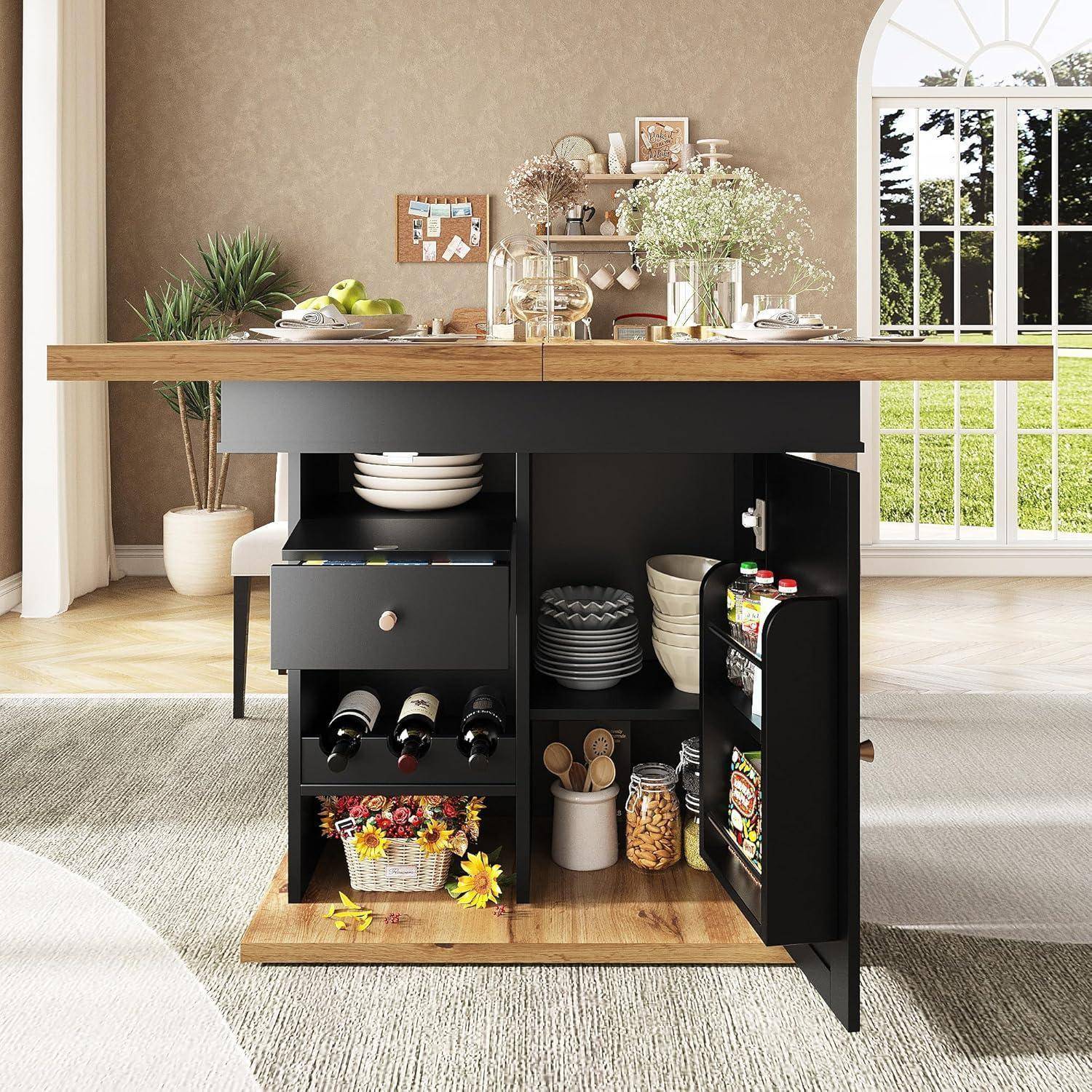 Kücheninsel mit offenem Stauraum und einer Schublade, die Geschirr, Flaschen, Gläser und Körbe in einem hellen Esszimmer zeigt; eine Schranktür ist offen.