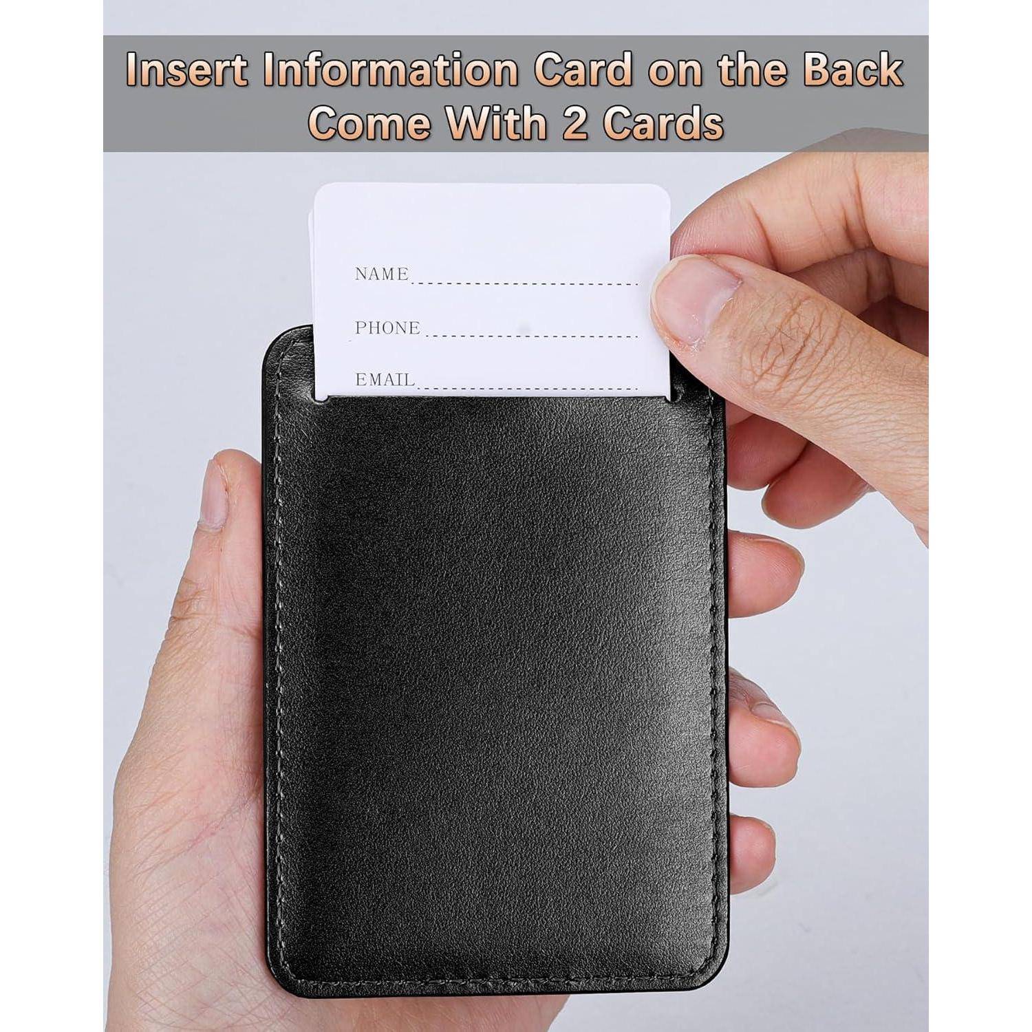 Hände führen eine weiße Infokarte mit der Aufschrift NAME, TELEFON, E-MAIL in die hintere Tasche eines schwarzen Lederkartenetuis ein; der Text besagt „Informationskarte auf der Rückseite einfügen Kommt mit 2 Karten".