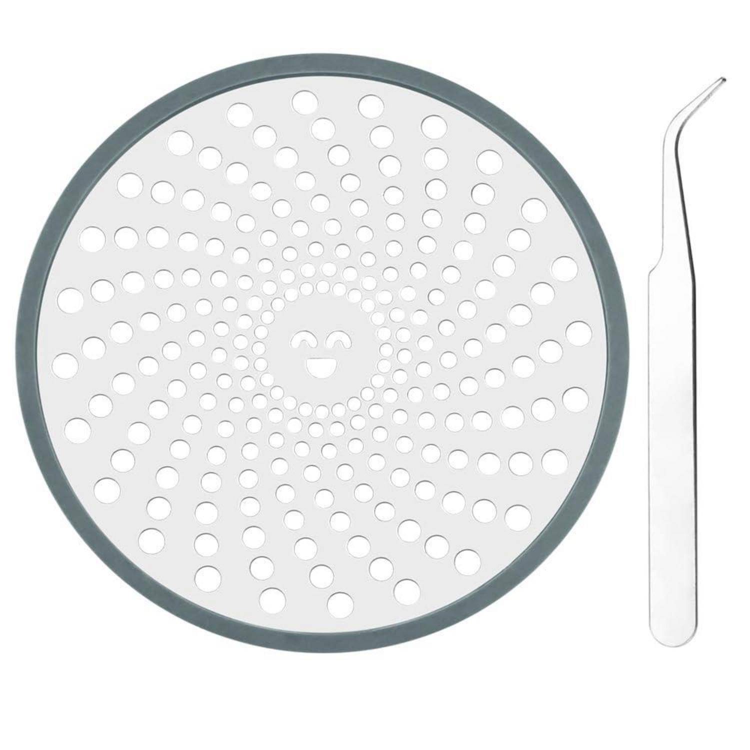 Rundes durchlochtes Siebdeckel mit einem Metallpickel-Werkzeug daneben.