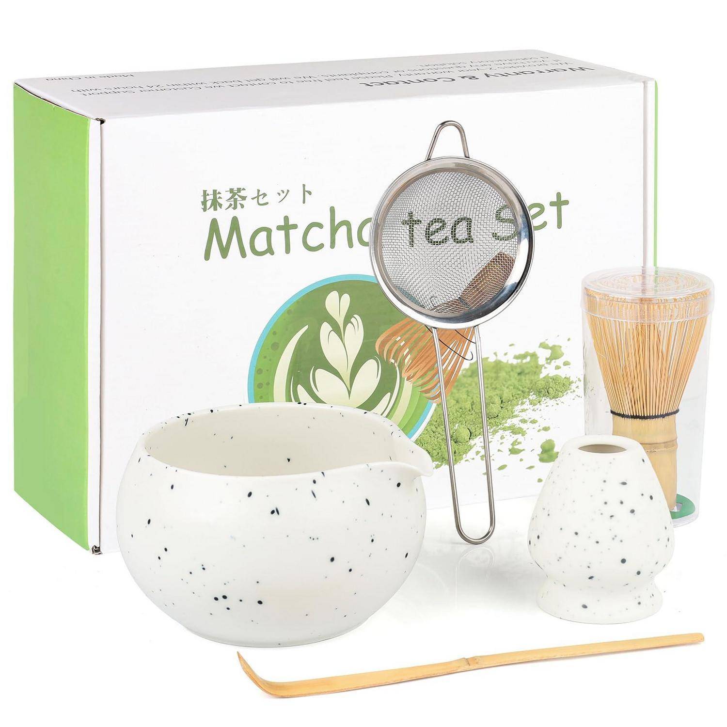 Matcha-Tee-Set-Produktanzeige mit Schale, Besen, Sieb, Löffel und Teetasse vor einer „Matcha-Tee-Set