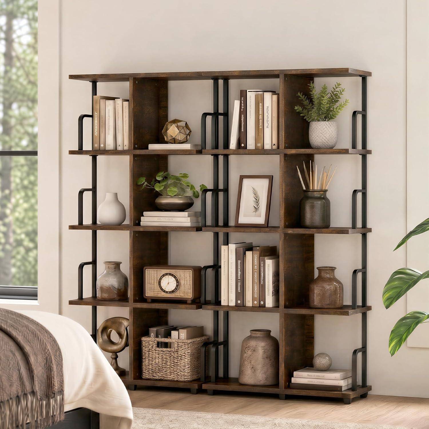 Holzregal mit schwarzem Metallrahmen, das Bücher, Pflanzen, Vasen, Rahmenbilder, eine Uhr und Körbe in einem hellen Wohnzimmer hält.