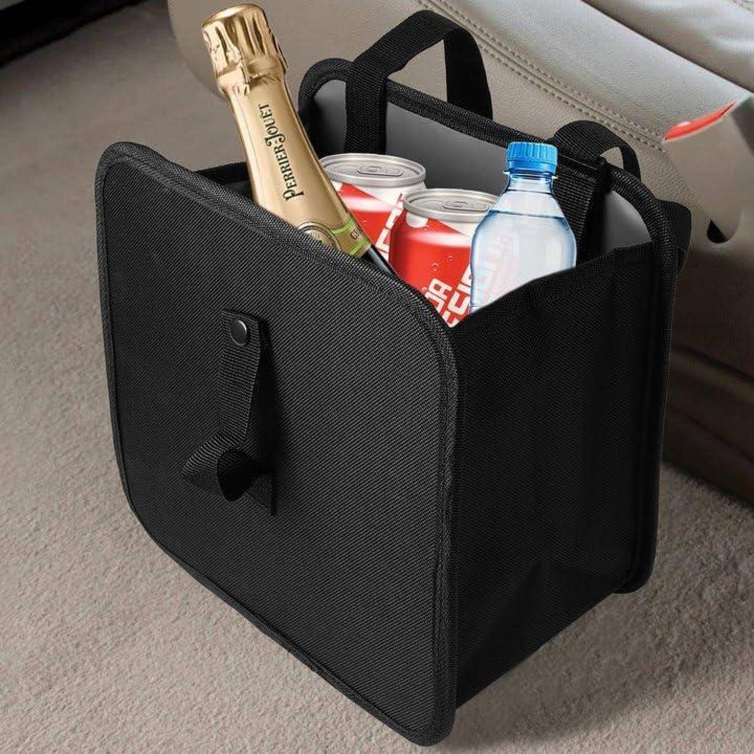 Schwarze isolierte Autositz-Kühlertasche, die eine Champagnerflasche, Limonendosen und eine Wasserflasche auf einem Autositz hält.