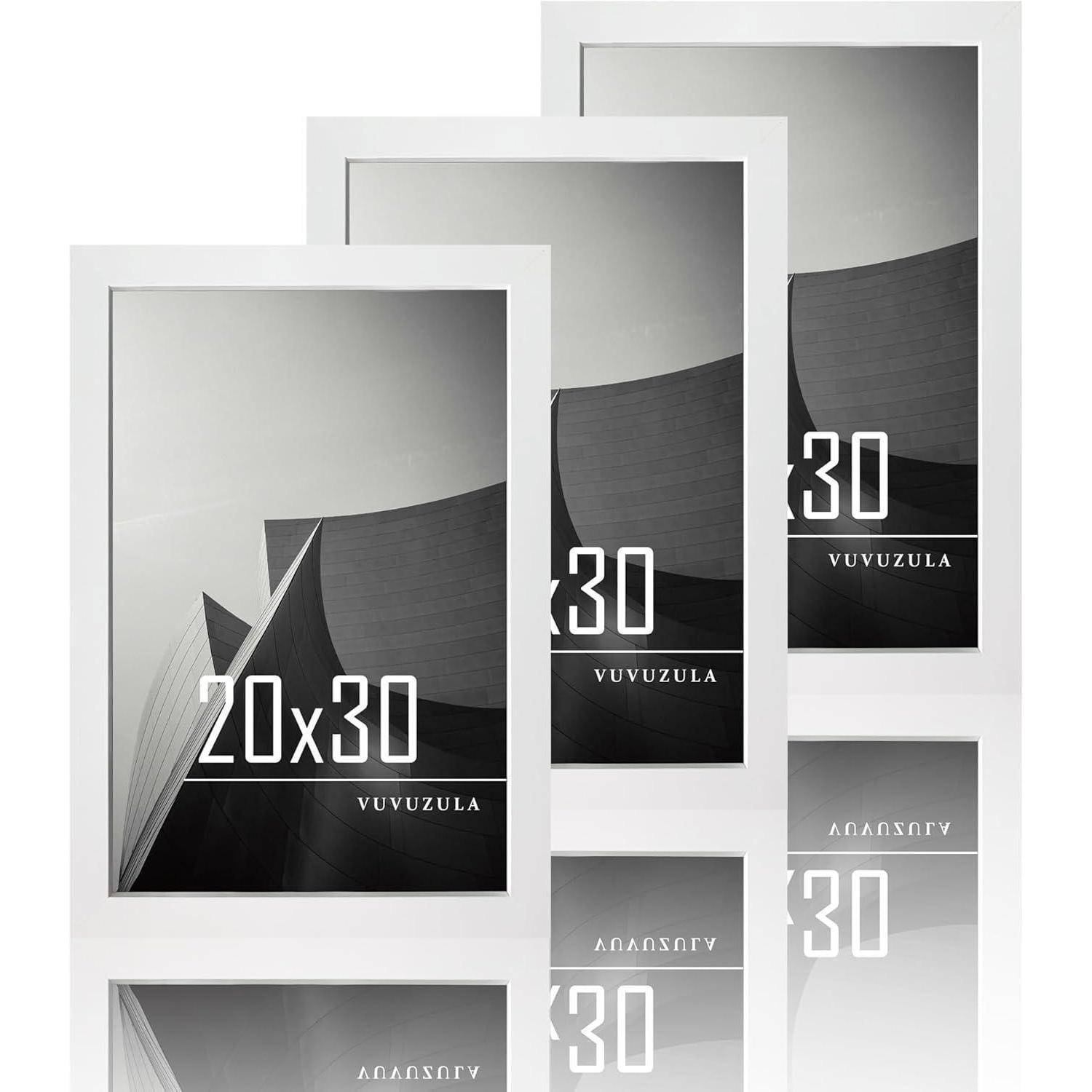 Gestapelte Bilderrahmen mit einem Graustufenposter „20x30 VUVUZULA
