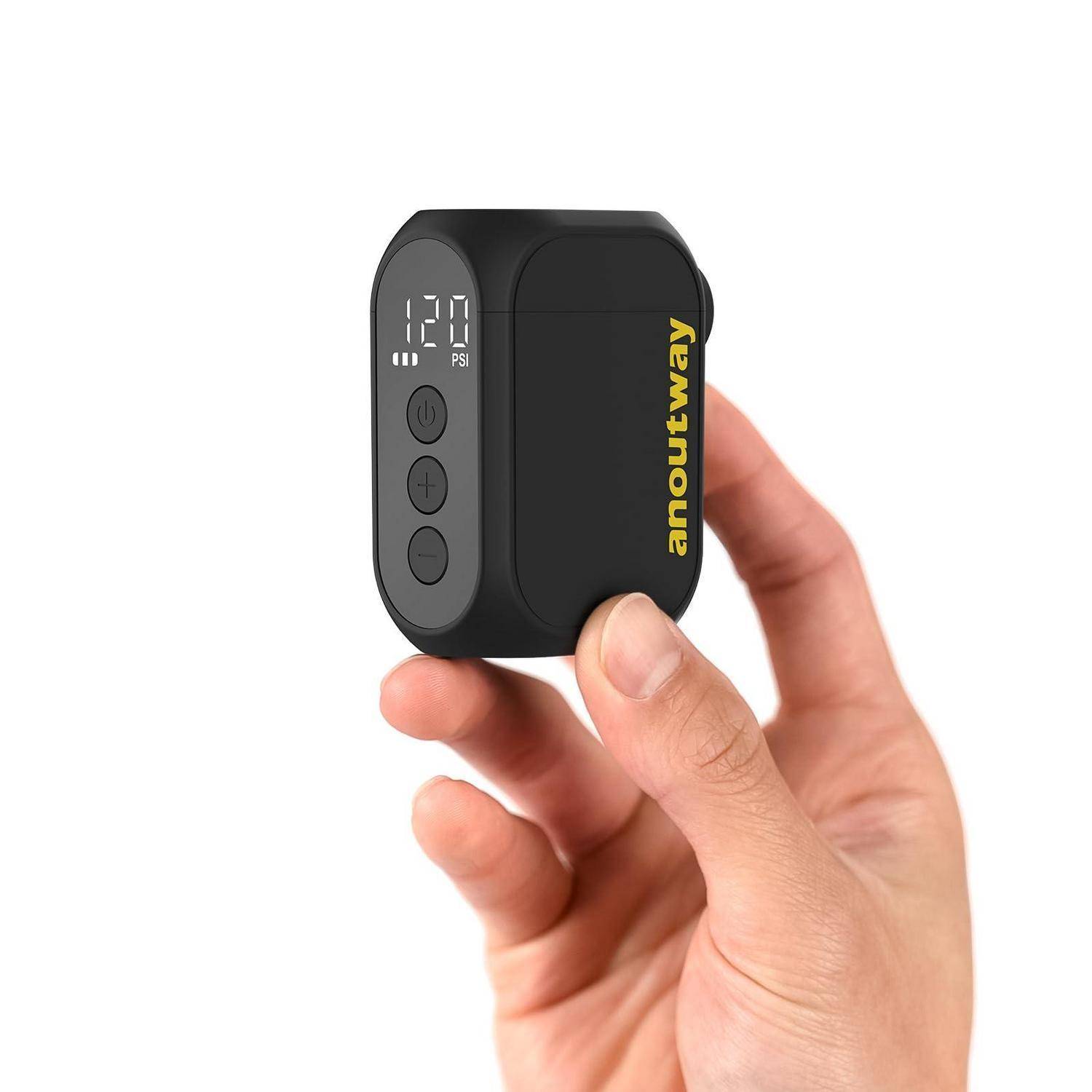 Hand hält eine kompakte schwarze digitale Luftpumpe mit einer PSI-Anzeige, die 120 anzeigt, und drei Bedienungstasten.