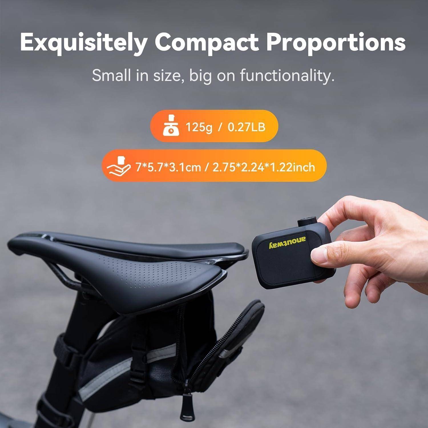 Produktanzeige zeigt ein kompaktes, unter dem Fahrradsattel montiertes Gerät, das neben einem Fahrradsattel in einer Hand gehalten wird, mit der Kennzeichnung 125 g und 7,5 x 5,7 x 3,1 cm.