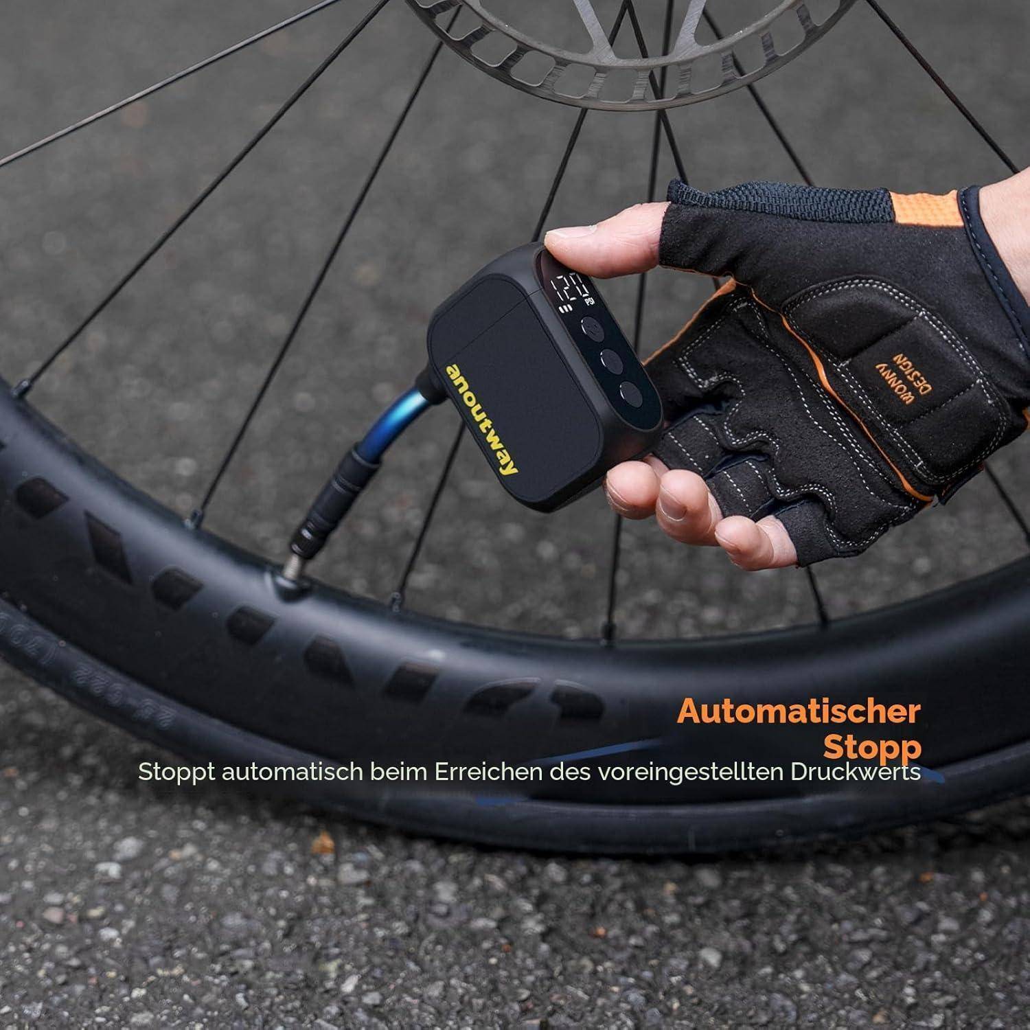 Behandschuhte Hand, die ein digitales Fahrradreifen-Inflator an einem Rad verwendet; Text lautet „Automatischer Stopp