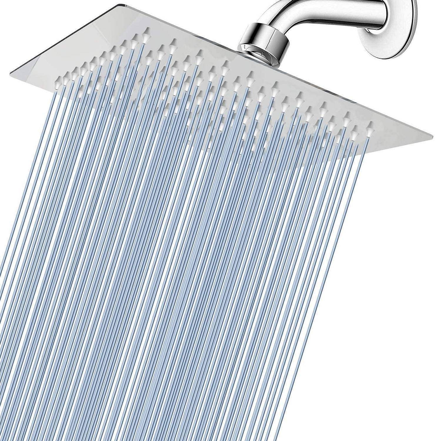 Quadratischer Regenfallduschkopf, der viele dünne Wasserstrahlen auf weißem Hintergrund sprüht.