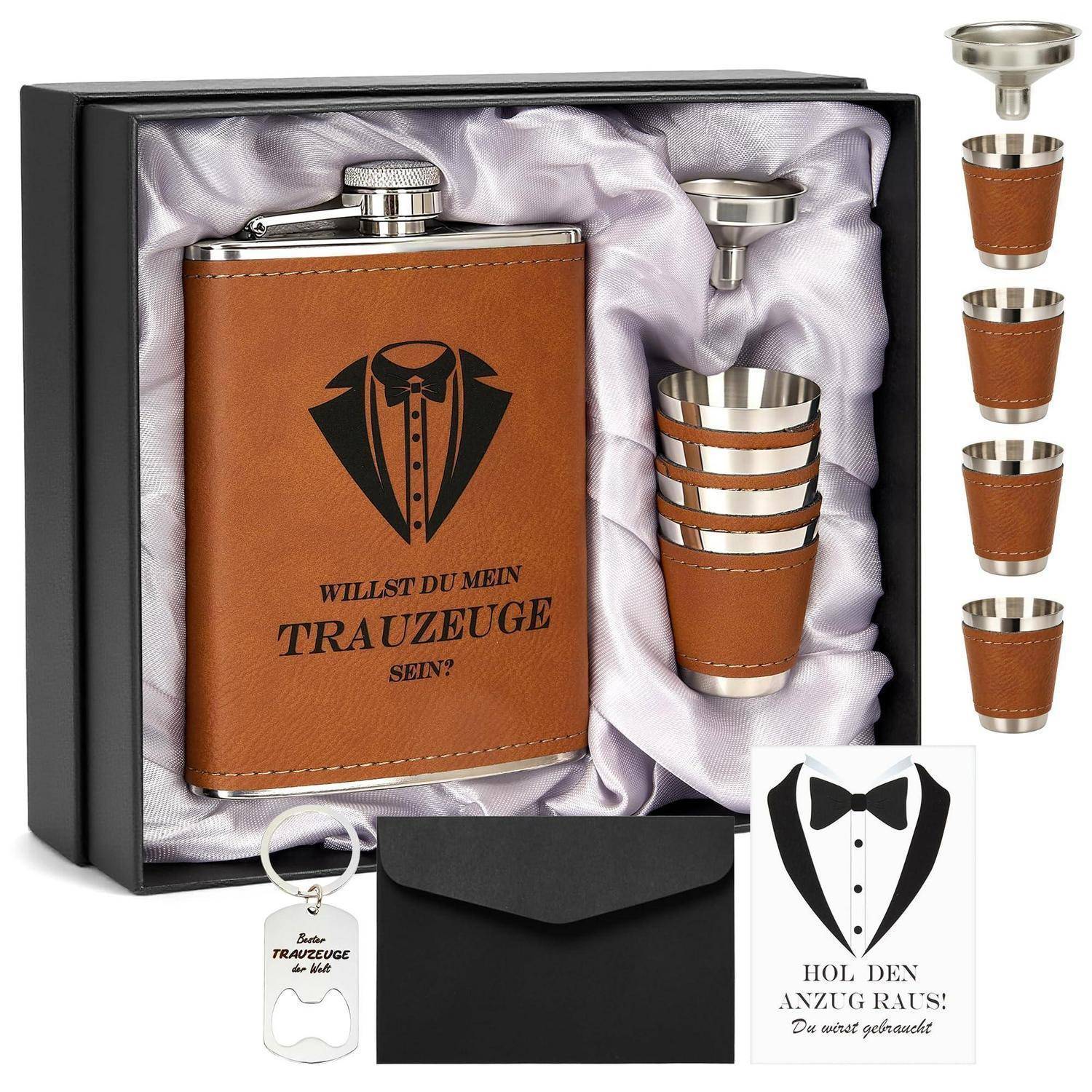 Geschenkset in schwarzer Präsentationsbox: braune Lederflasche, gestapelte Schnapsgläser, kleiner Trichter und personalisiertes Etikett mit Smoking-Grafik und Text „Willst du mein Trauzeuge sein?
