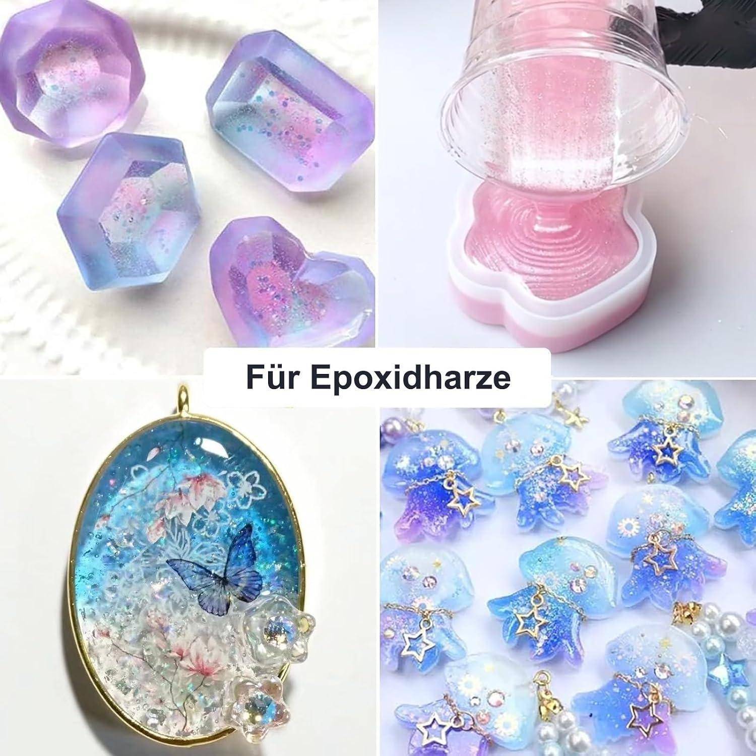 Collage von Epoxidharz-Handwerksbeispielen: edelsteinähnliche Formen, ein rosa Harzspender, ein florales Schmetterlingsanhänger und blaue Stern- und Blumencharms mit der Aufschrift „Für Epoxidharze