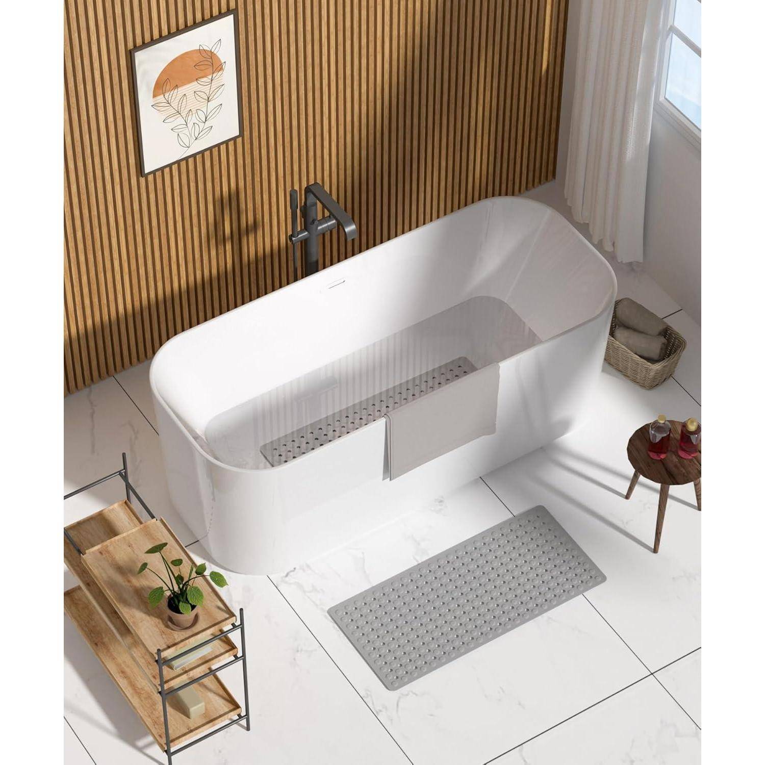 Modernes Badezimmer mit freistehender weißer ovaler Badewanne, schwarzer Armatur, Holzlamellenwand-Akzent, Badematte, Pflanzenständer und kleinen Beistelltischen.