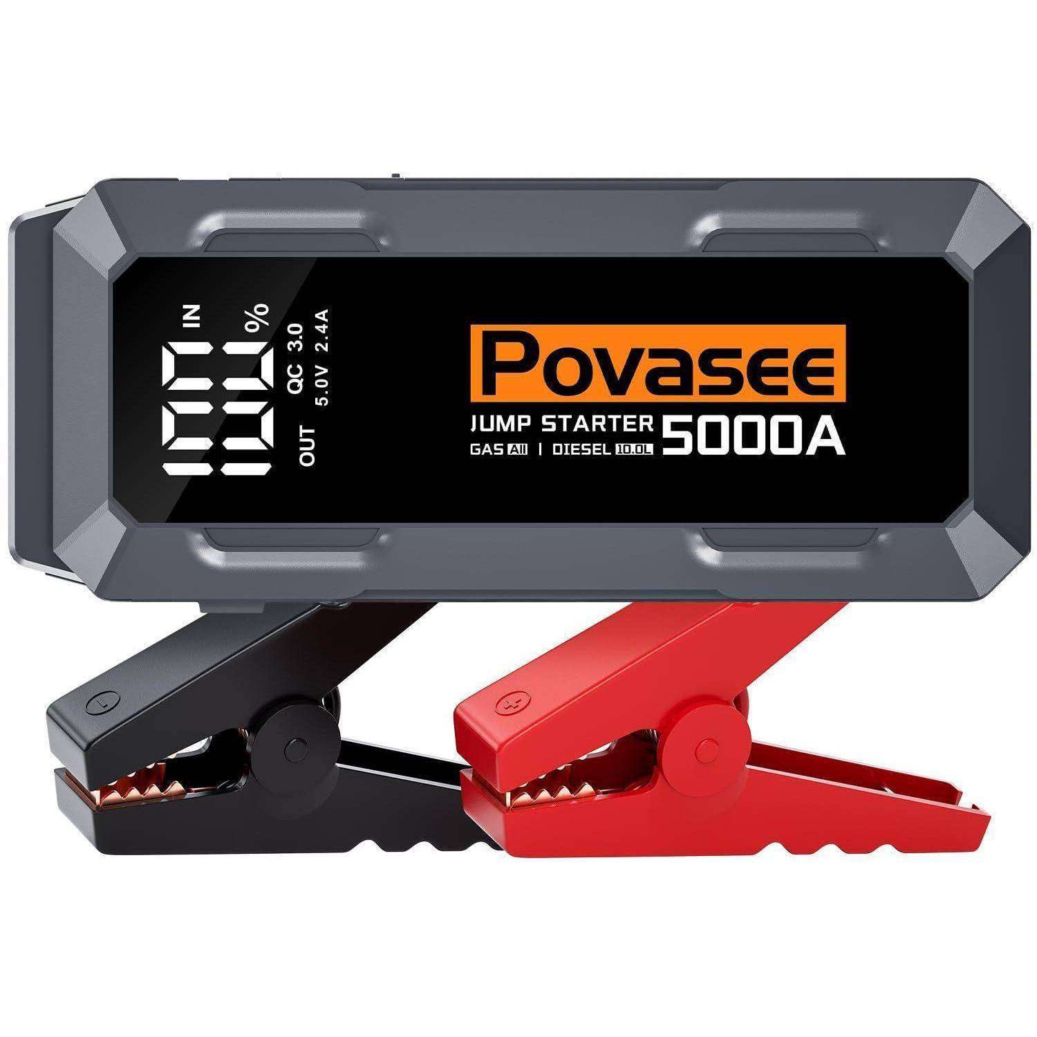 Tragbarer Povasee 5000A Starthilfegerät mit digitalem Display und schwarz/roten Batterieklemmen, die darunter angebracht sind.