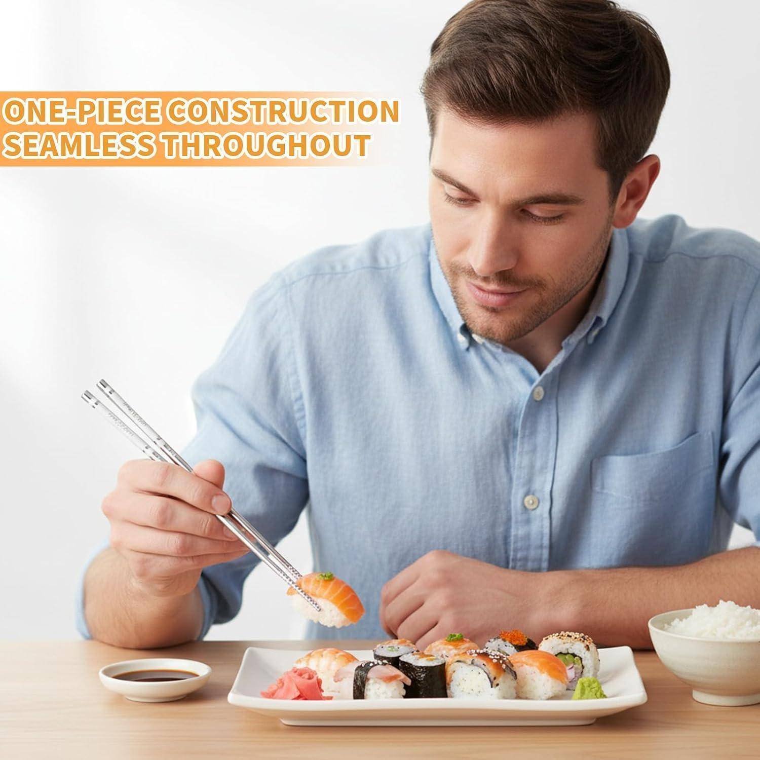 Mann, der mit Stäbchen Sushi an einem Tisch isst, mit Text, der lautet: „EINTEILIGE KONSTRUKTION DURCHGEHEND NAHTLOS