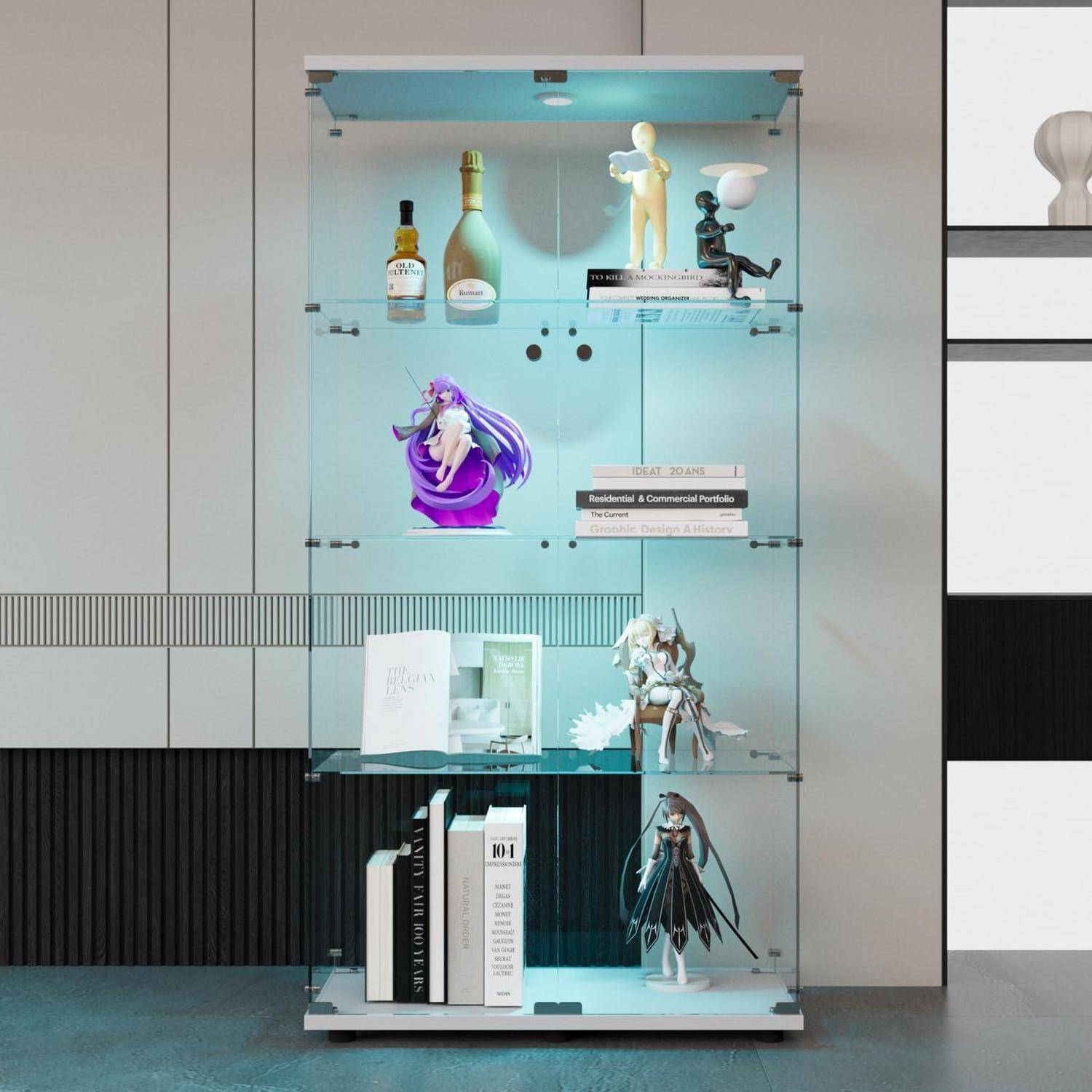 Glanzvitrinen mit beleuchteten Regalen, die Flaschen, Bücher und sammelbare Figuren in einem modernen Interieur halten.