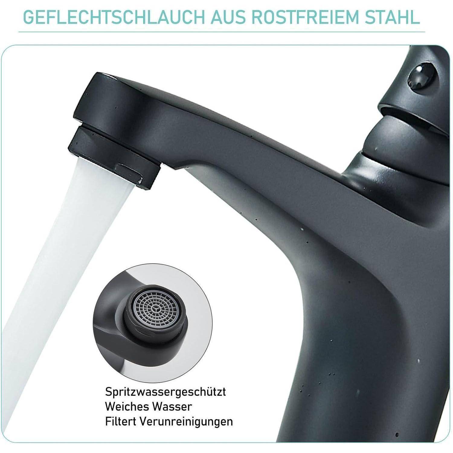 Nahaufnahme eines mattschwarzen Wasserhahns mit einem abnehmbaren Edelstahl-Geflecht-Schlauch, mit einem Sprühkopf, der spritzwassergeschützt, für weiches Wasser geeignet und mit Filter ausgestattet ist.