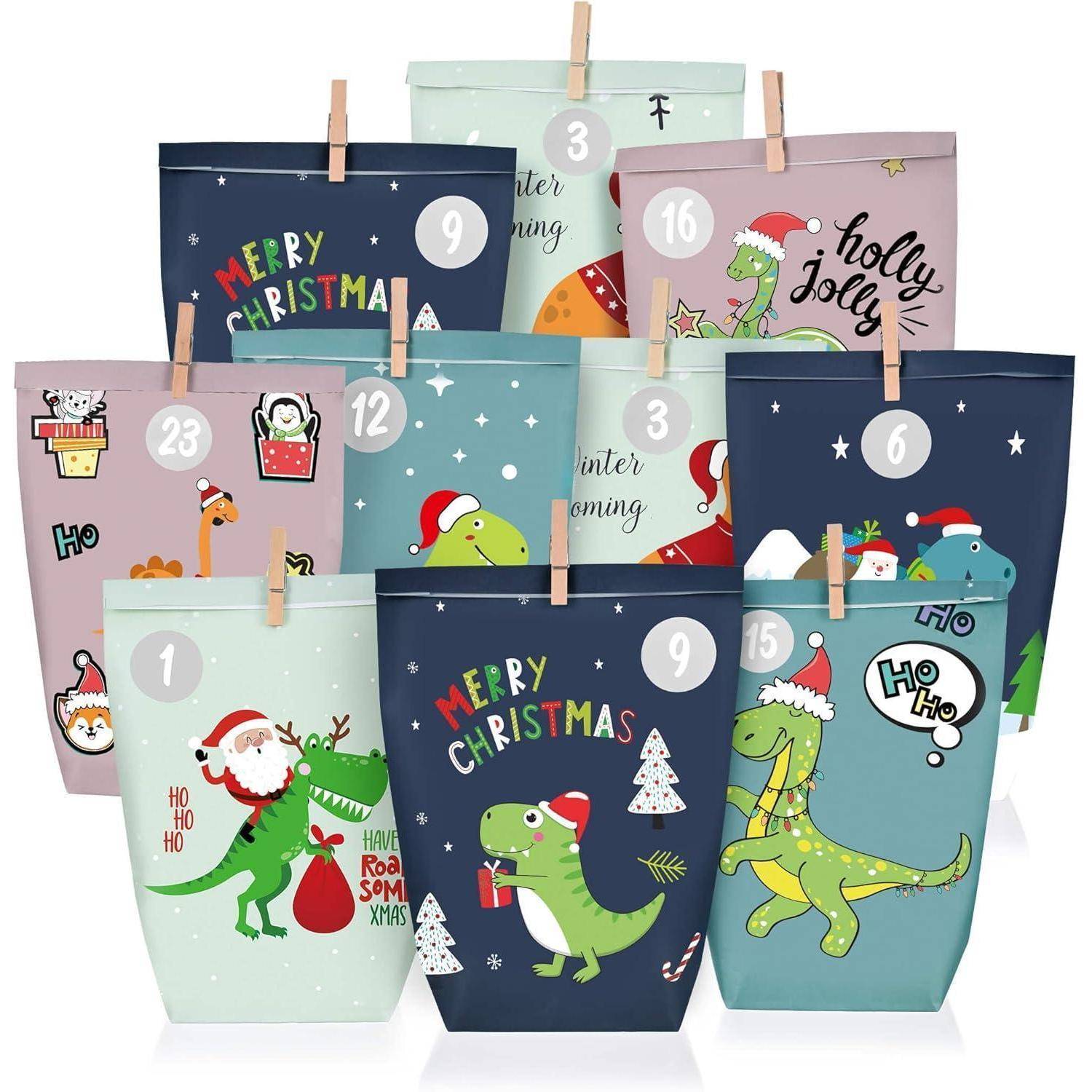 Sortierte weihnachtsthematische Geschenktüten mit Dinosaurier- und Feiertagsdesigns, nummeriert von 1 bis 23, zusammengeclippt für eine Adventskalender-ähnliche Anzeige.