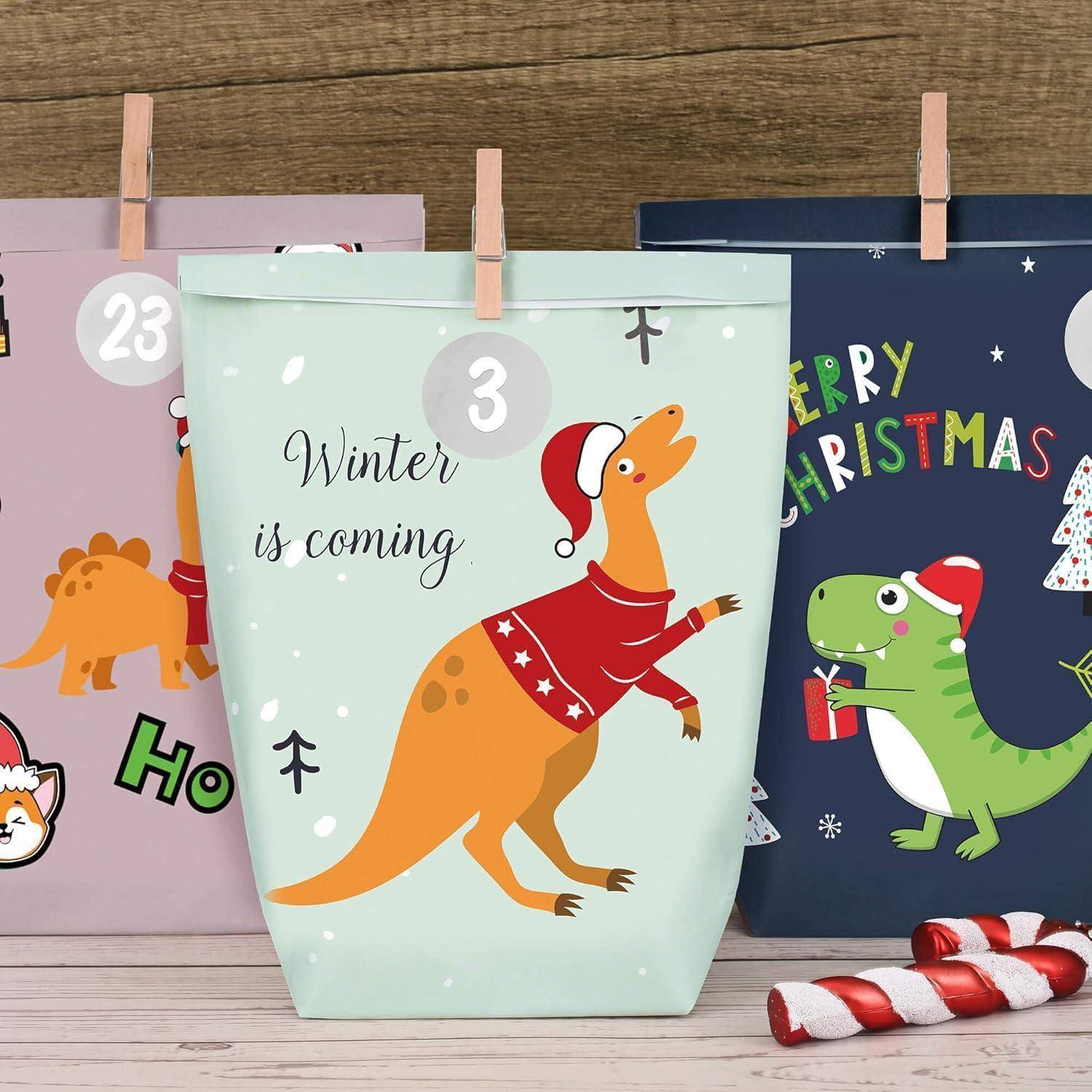 Drei festliche Dinosaurier-Geschenktüten auf einem Regal, einschließlich einer mintfarbenen Tüte mit der Aufschrift „Winter is coming