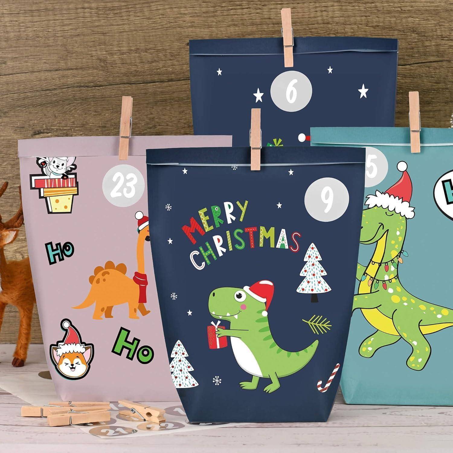 Weihnachtsthematische Dinosaurier-Adventskalender-Taschen mit nummerierten Türen, bunte Cartoon-Dinosaurier und froher Weihnachtstext befestigt an einer Holzwand.