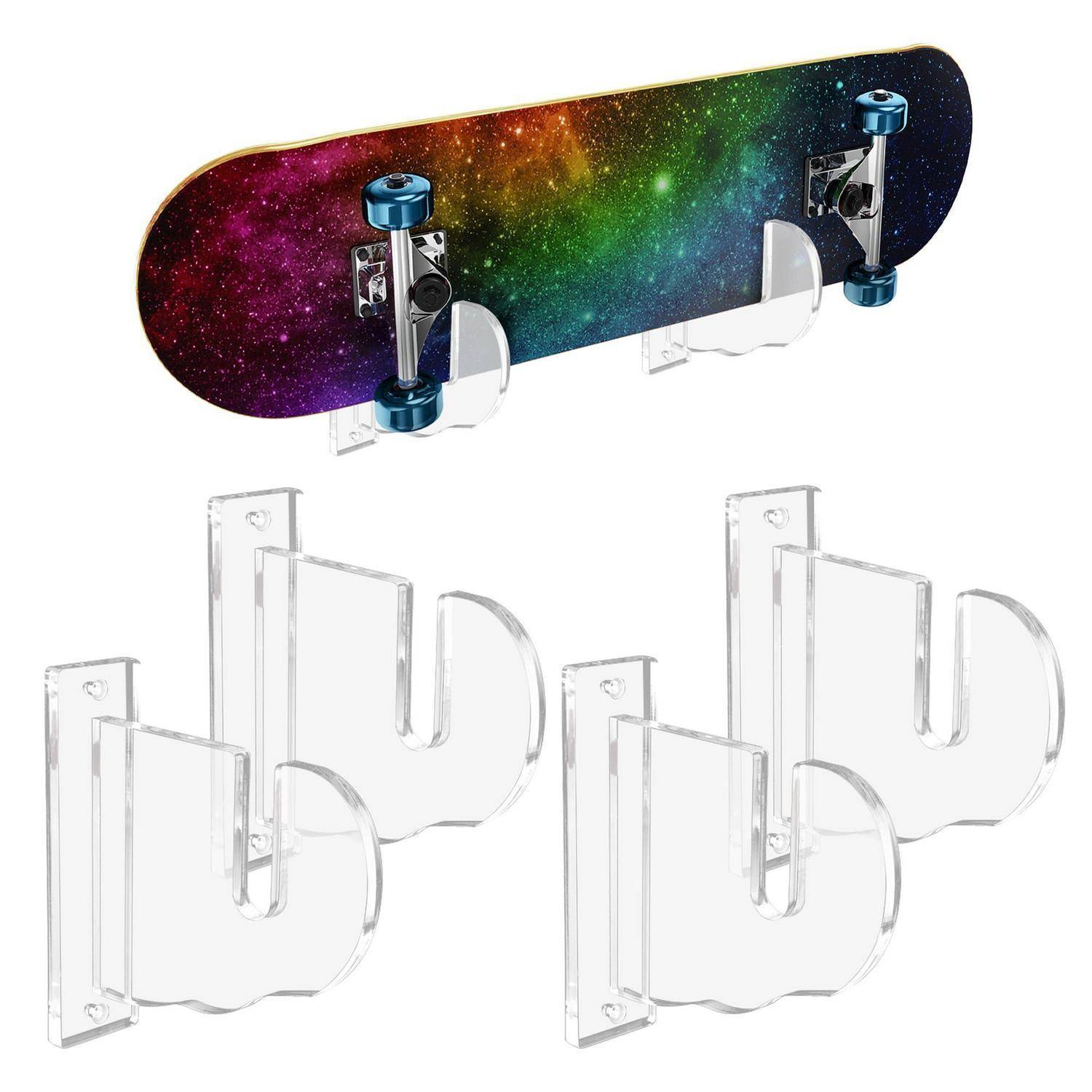 Skateboard mit Galaxie-Grafik auf vier durchsichtigen Wandhalterungen montiert, darunter separate Halterungsteile zur Installation gezeigt.