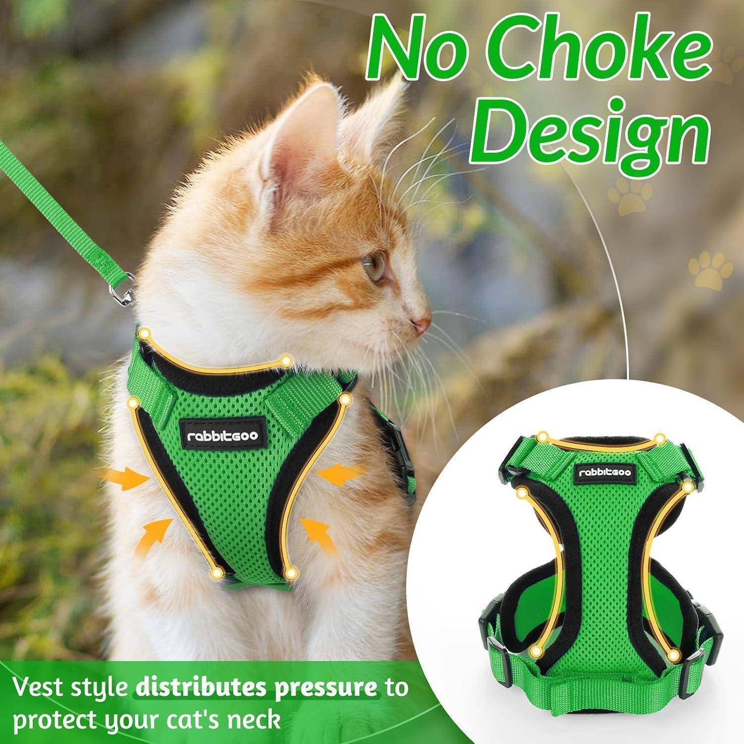Orangefarbene Katze, die ein grünes No-Choke-Westgeschirr trägt; die Einstellung zeigt das Geschirr, mit Text, der besagt, dass es den Druck verteilt, um den Hals der Katze zu schützen.