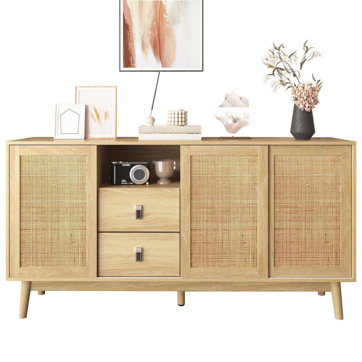 Helles Holz-Sideboard mit geflochtenen Schrankttüren, zwei mittigen Schubladen und dekorativen Objekten, die oben darauf vor weißem Hintergrund angeordnet sind.