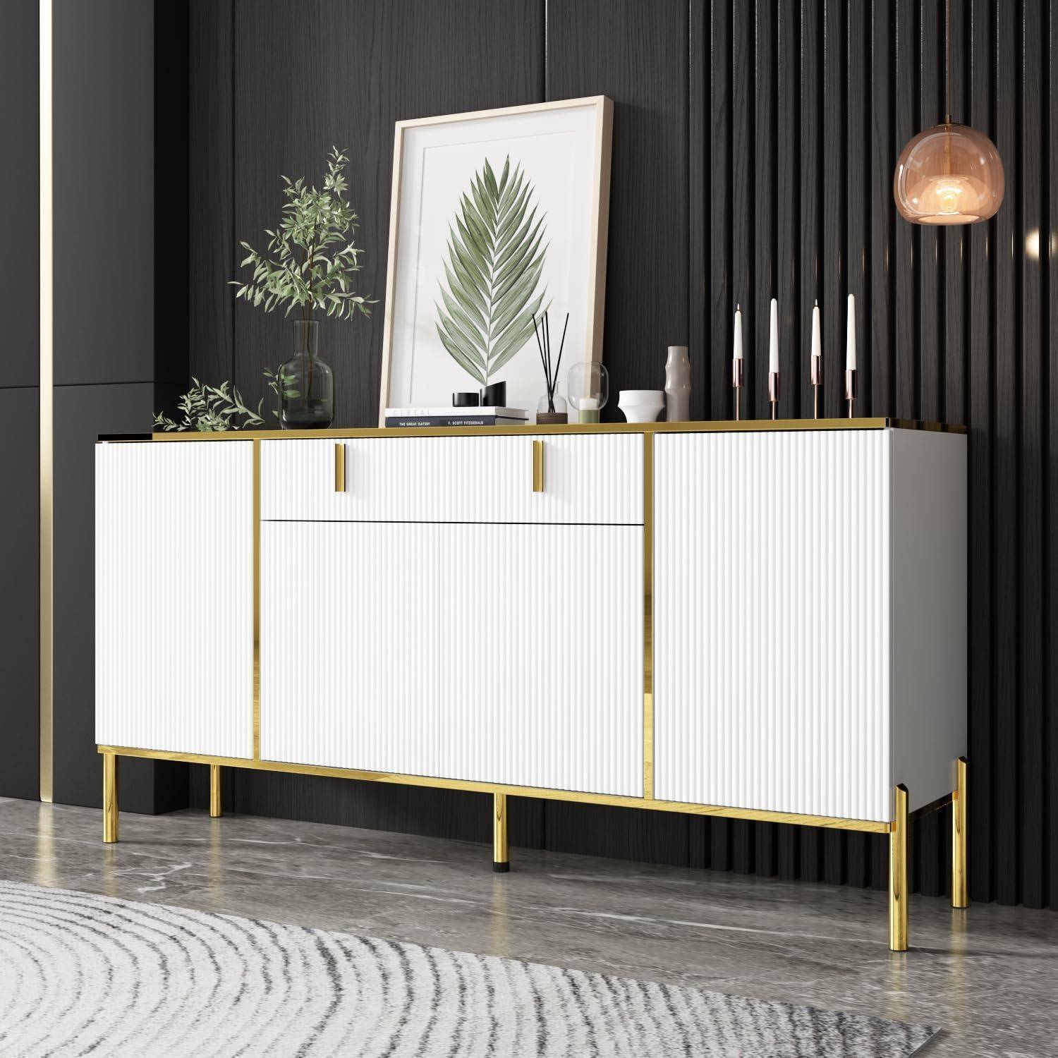 Modernes weißes Sideboard mit goldenen Beinen und Griffen vor einer schwarzen Lattenmoswand, gestylt mit einem gerahmten Blattdruck, Pflanzen, Kerzen und einer hängenden Lampe.