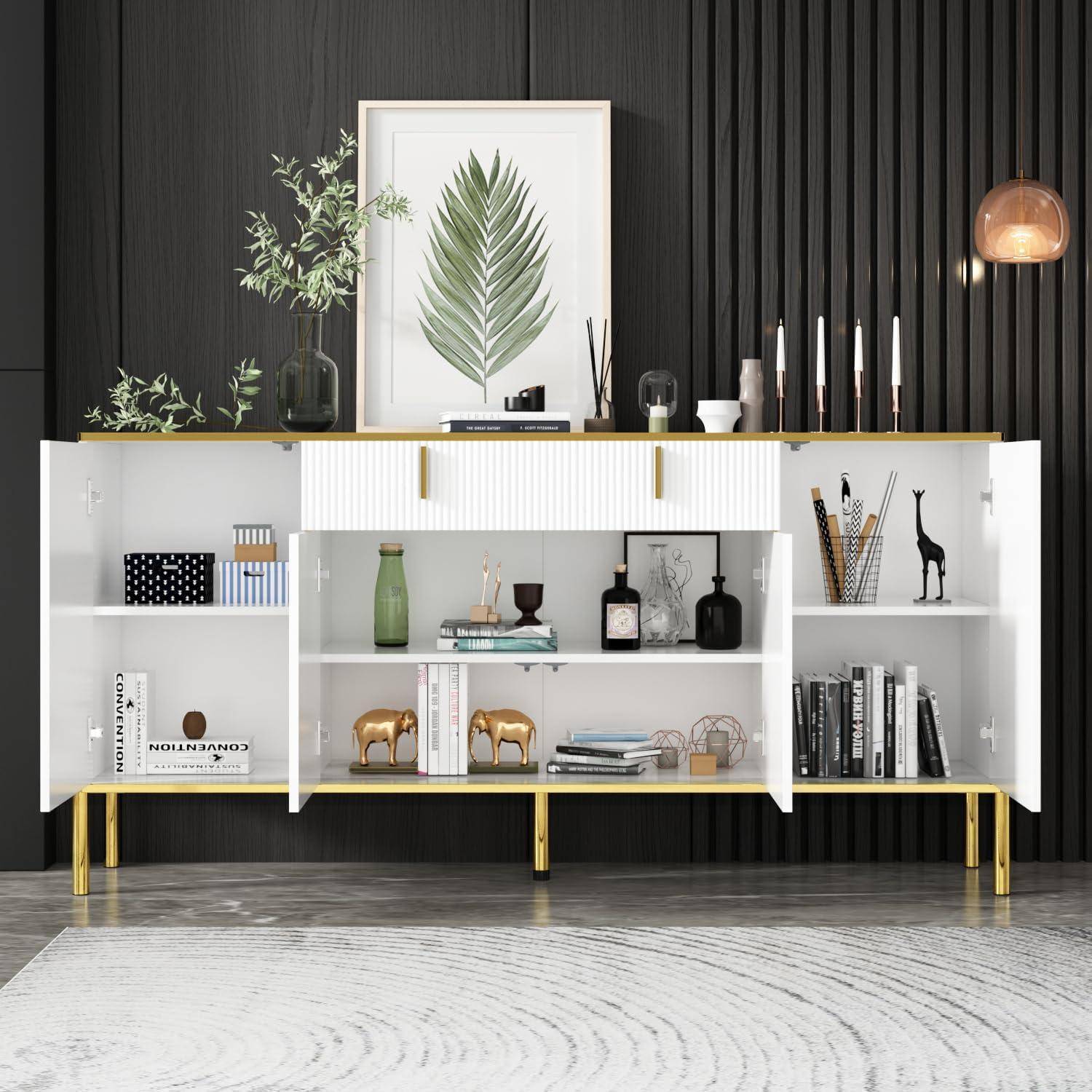 Modernes weißes Sideboard mit offenen Regalen für Bücher, Flaschen, Dekorationen und Kerzen, gekrönt mit einem gerahmten Blattdruck an einer dunklen Wandvertäfelung.