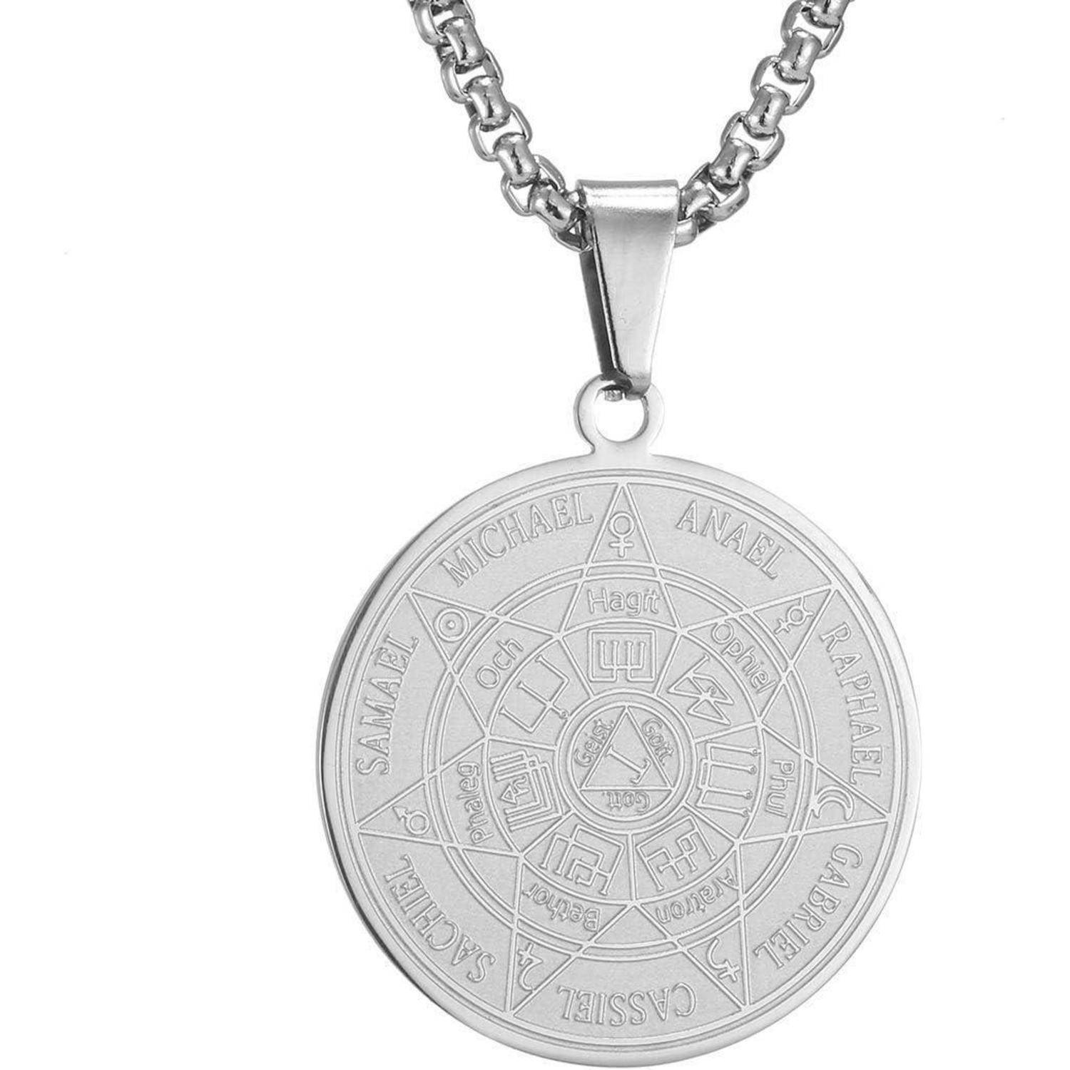 Silberner Anhängerkette mit einer runden gravierten Medaille, die Tierkreiszeichen und Engelnamen zeigt, hängend an einer Kette auf weißem Hintergrund