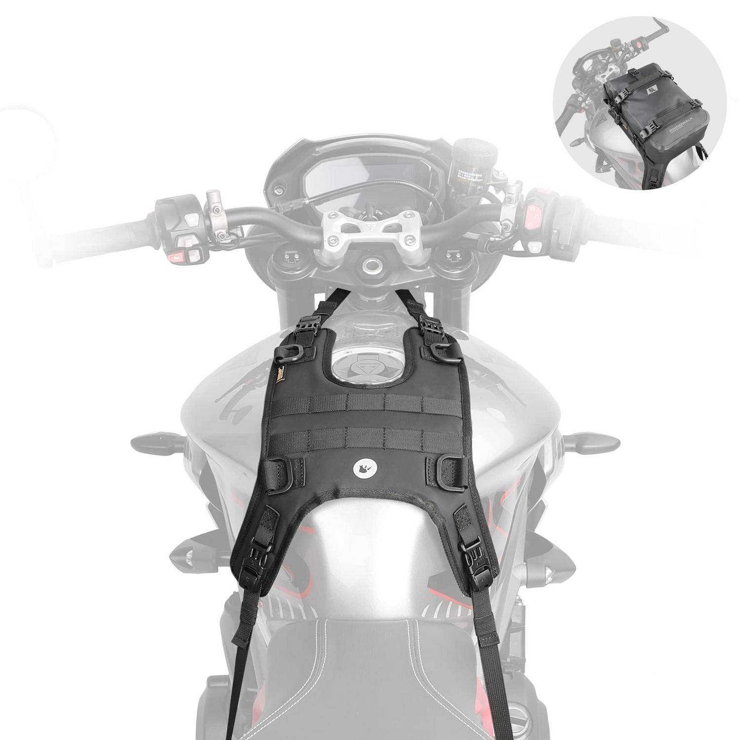 Schwarze Motorrad-Tankrucksack mit Schultergurten auf dem Benzintank eines Motorrads montiert, von vorne gezeigt mit einer Nahaufnahme des Rucksacks, der am Motorrad befestigt ist.