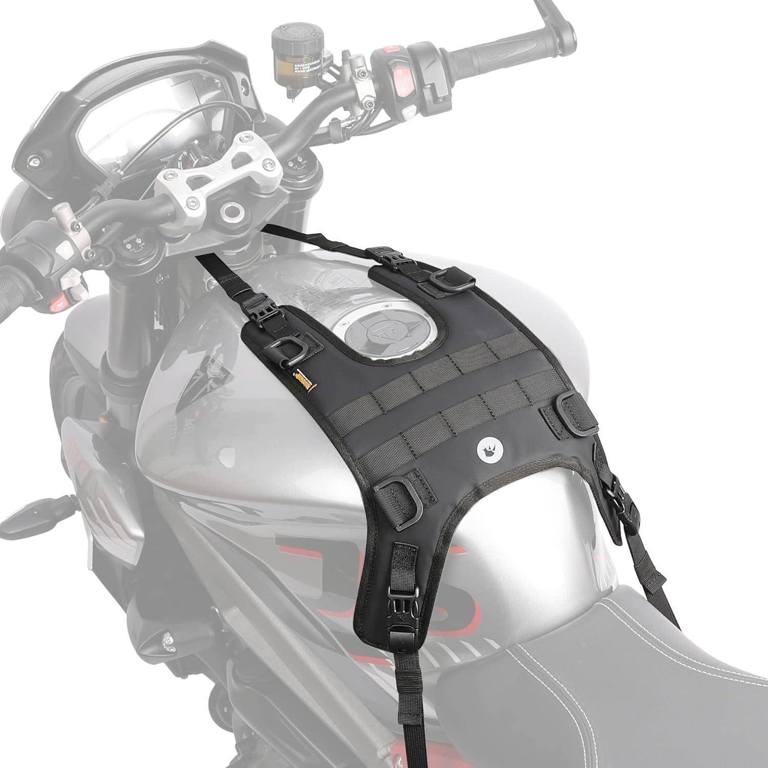 Schwarze Motorrad-Tankytasche, über einem silbernen Kraftstofftank an einem Motorrad gespannt, mit sichtbaren Befestigungsriemen und Schnallen.