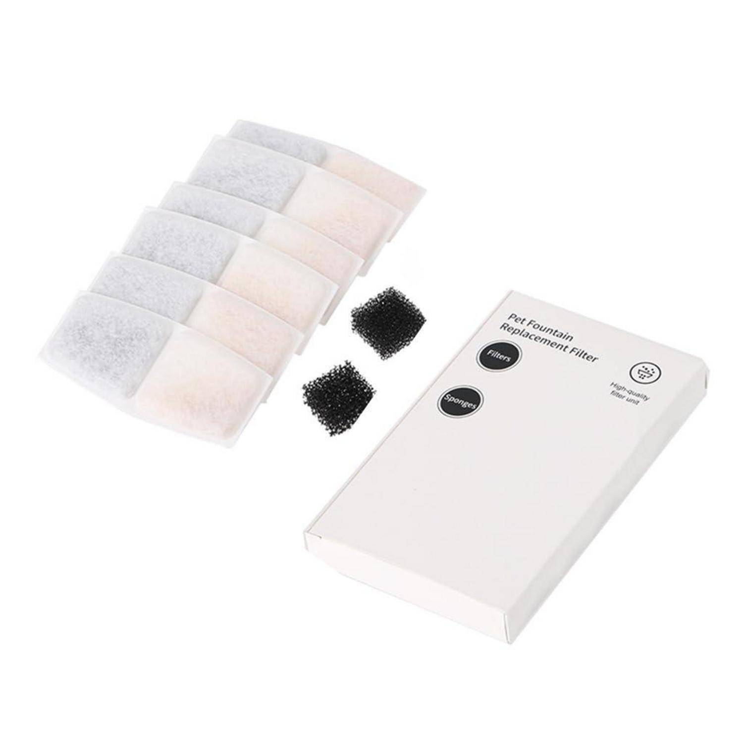 Ersatzfilter-Set für Haustierbrunnen mit mehreren weißen Filterpads, zwei schwarzen Schwammstücken und einer beschrifteten Schachtel