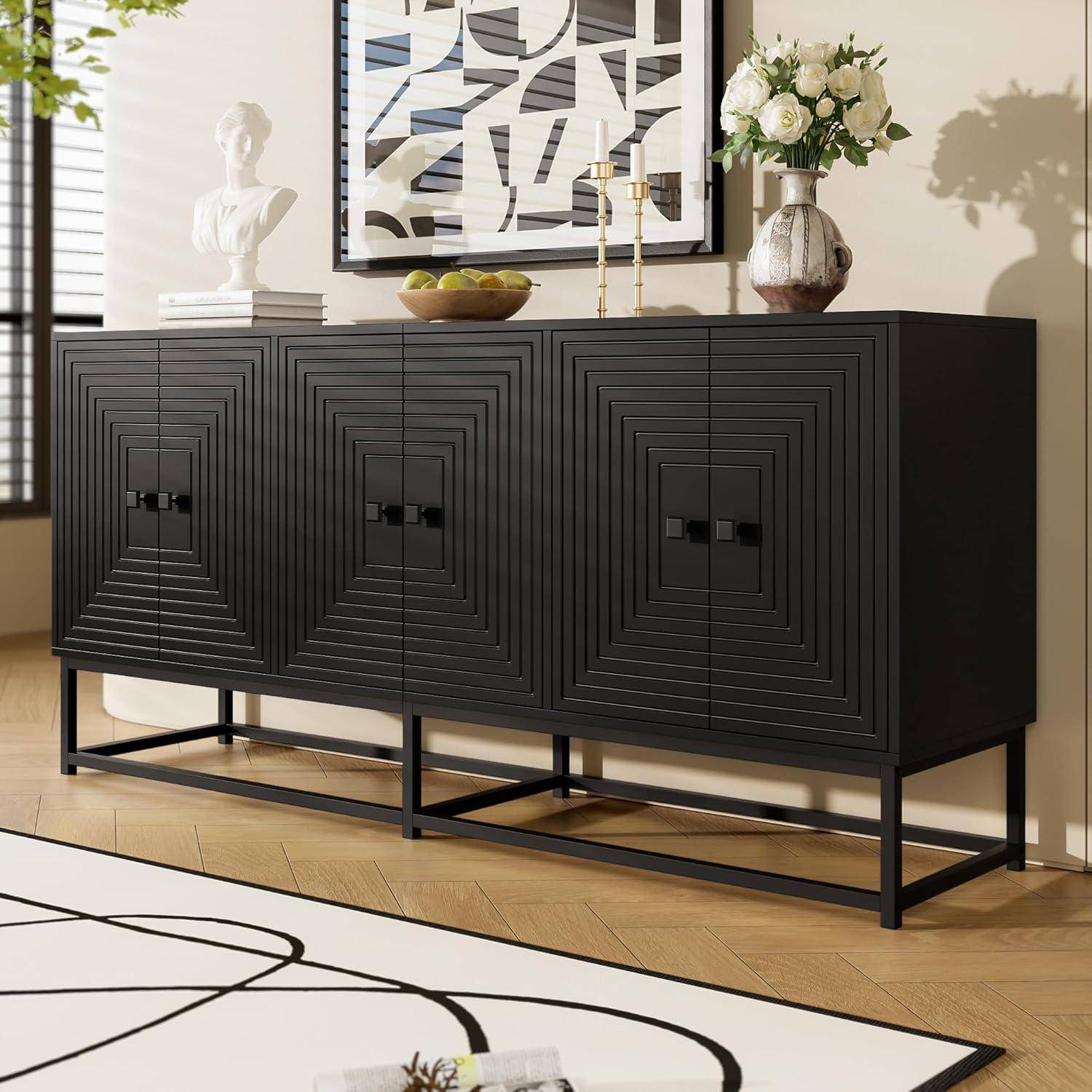 Modernes schwarzes geometrisches Sideboard mit vier Türen, dekoriert mit Blumen, einer Schale und Kunstwerken in einem hellen Wohnzimmer.