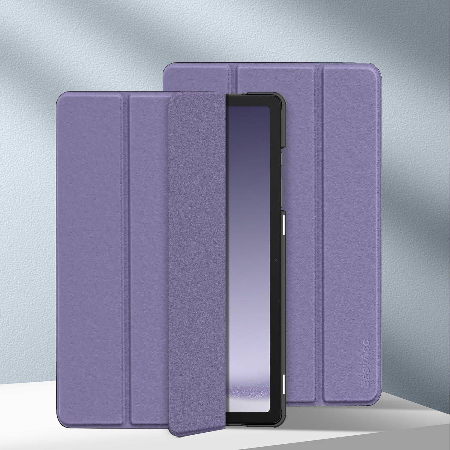 Violettes zusammenklappbares Tablet-Etui, teilweise offen um ein schwarzes Tablet herum, auf einer grauen Oberfläche abgebildet.
