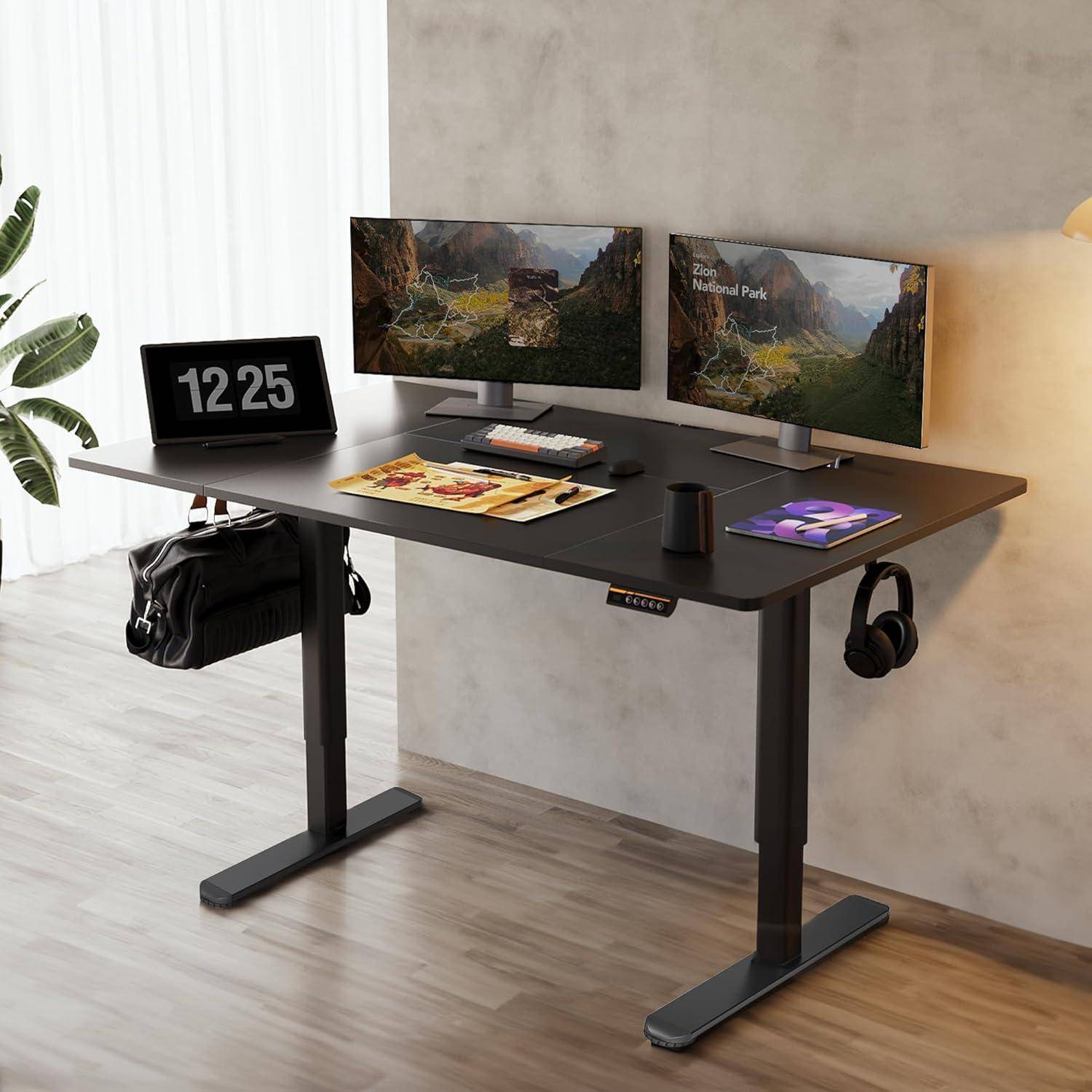 Modernes schwarzes Stehschreibtisch-Setup mit zwei Monitoren, einer digitalen Uhr, die 12:25 anzeigt, Kopfhörern, Büchern und einer Tasche; Homeoffice-Arbeitsplatz.