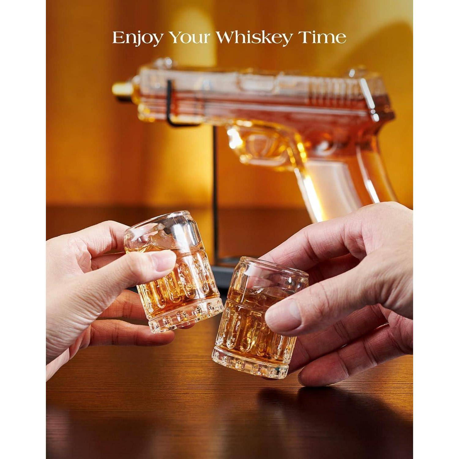 Zwei Hände stoßen mit Whiskygläsern vor einer Handfeuerwaffe an, mit dem Text „Genießen Sie Ihre Whiskey-Zeit