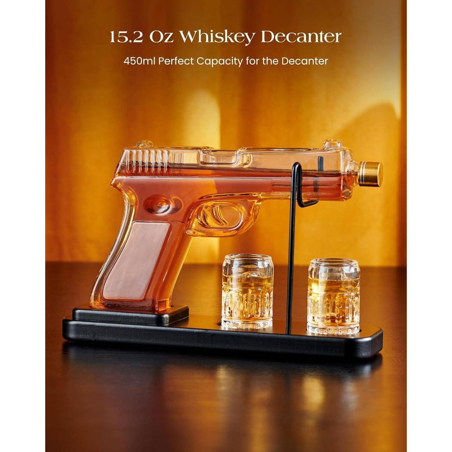 Pistolen-förmige Whiskey-Karaffe auf schwarzem Ständer mit zwei Schnapsgläsern; Text lautet „15,2 oz Whiskey-Karaffe