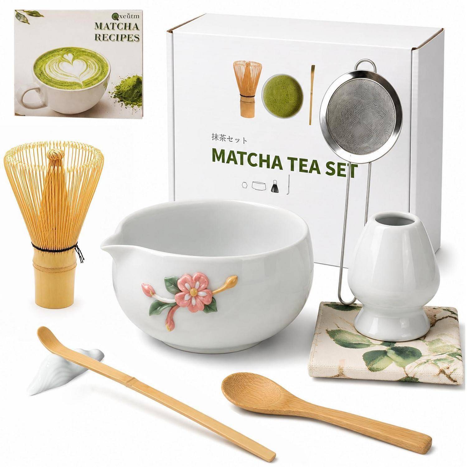 Matcha-Teeset mit Schale, Besen, Sieb, Löffel, Halter, Besenständer und Rezeptkarte, arrangiert auf weißem Hintergrund.