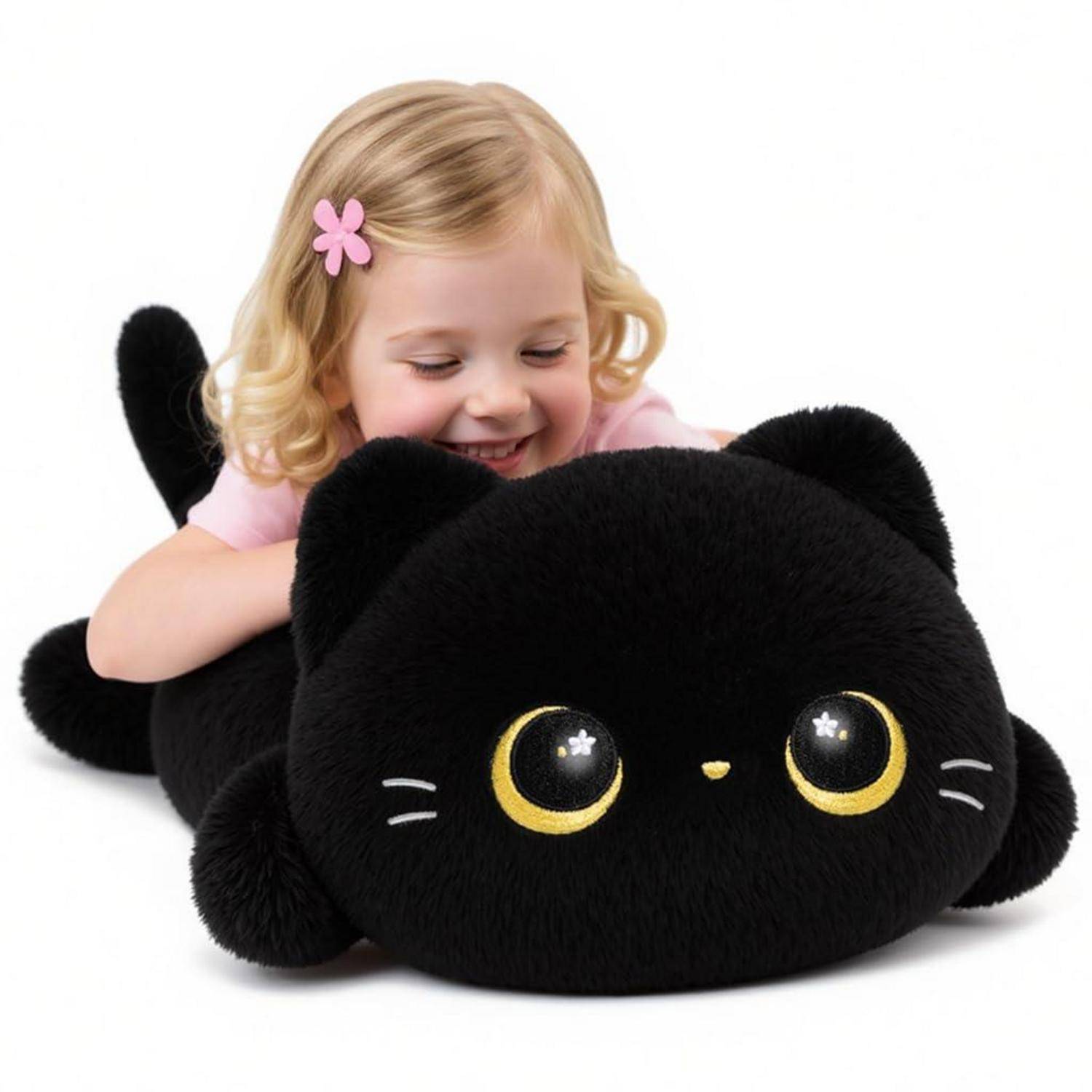 Lächelndes junges Mädchen, das ein großes schwarzes katzenförmiges Plüschtier mit großen gelben Augen und einer rosa Haarspange vor weißem Hintergrund umarmt.