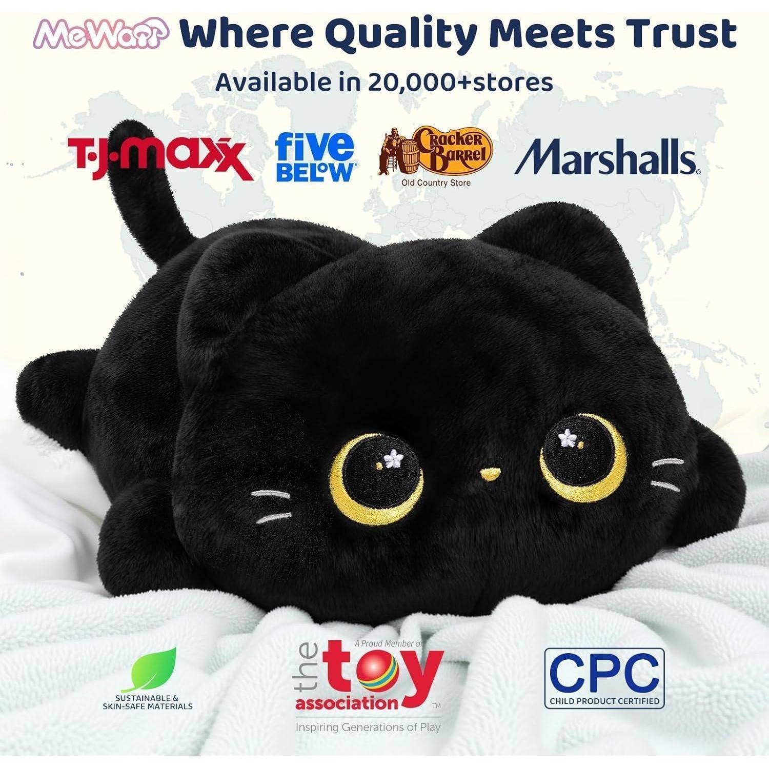 Plüschiges schwarzes Katzentier mit großen gelben Augen und Logos von TJ Maxx, Five Below, Cracker Barrel, Marshalls, The Toy Association und CPC, das die Verfügbarkeit in 20.000 Geschäften bewirbt.