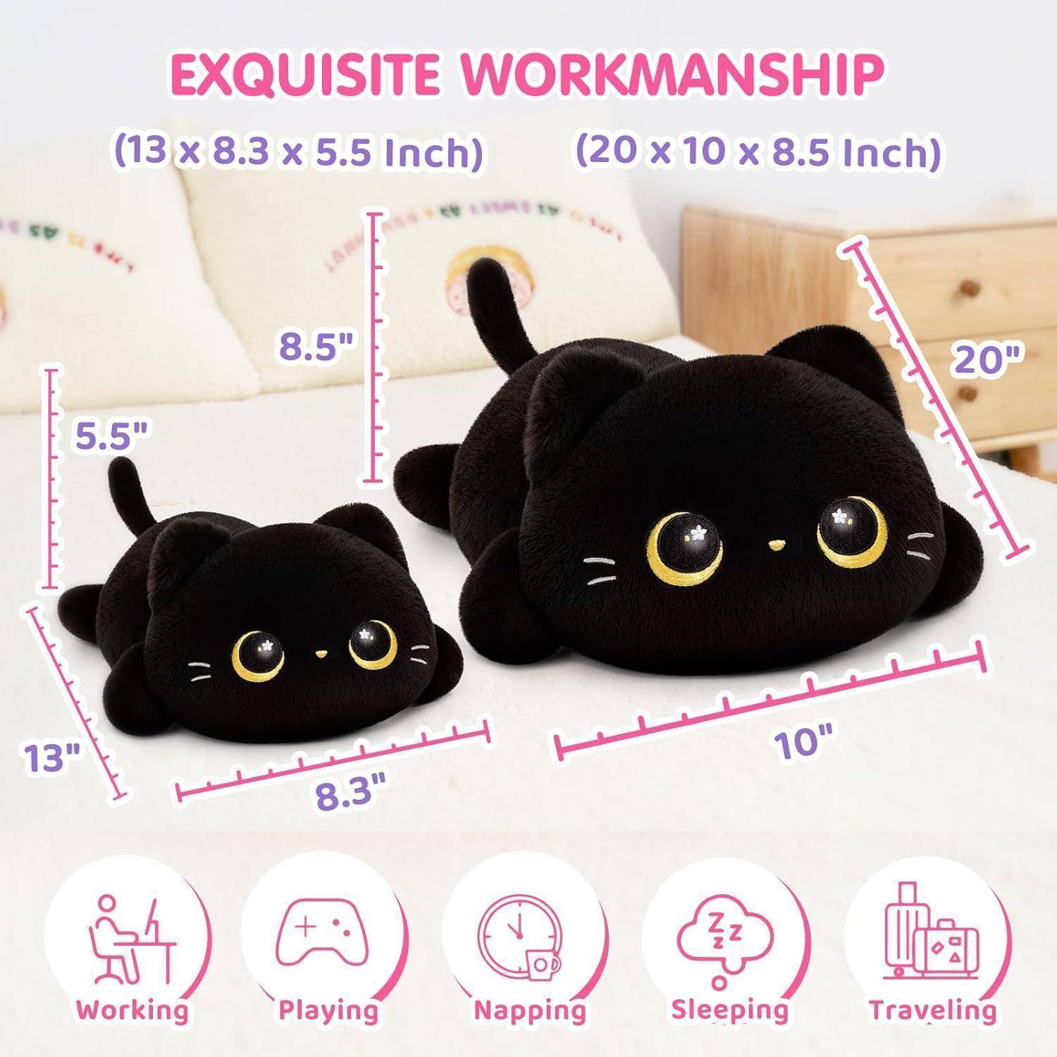 Werbebild eines schwarzen Katzen-Plüschkissens in zwei Größen, gekennzeichnet mit Abmessungen und „EXQUISITE HANDWERKSKUNST