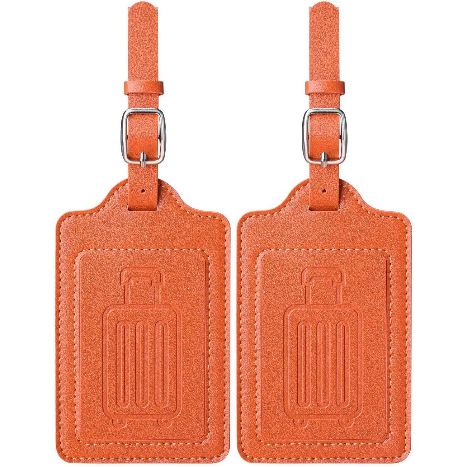 Paar orangefarbener Lederanhänger mit Riemen und Schnallen, jeder mit einem geprägten Koffersymbol.
