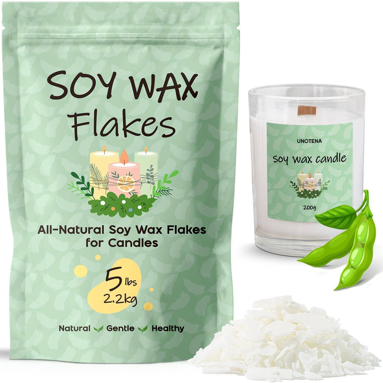 Produktbild der Verpackung von Sojawachsflocken und einem Sojawachskerzen-Glas mit verstreuten weißen Wachsflocken und grünen Sojahülsen. Die Tasche zeigt „Sojawachsflocken
