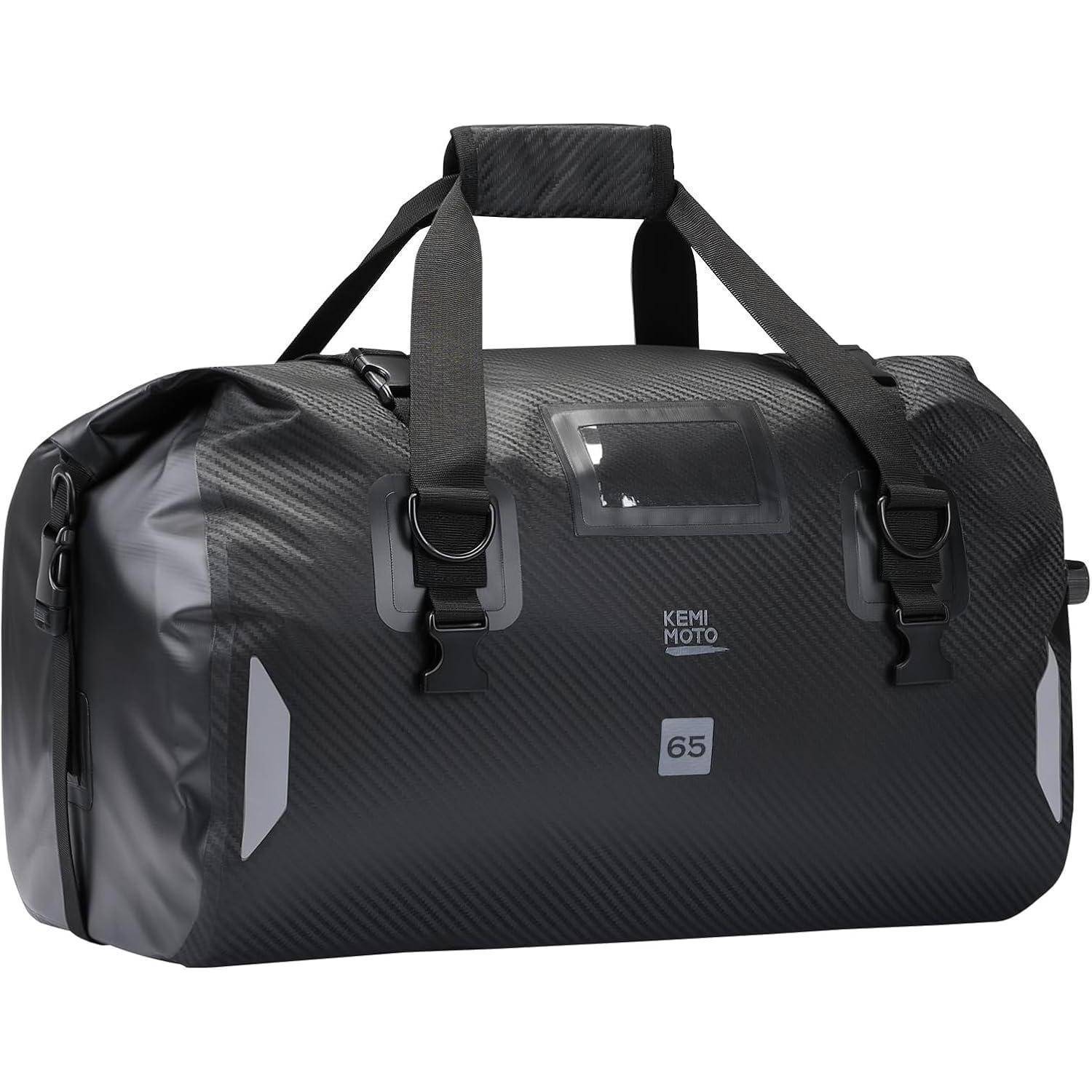 Schwarze wasserdichte Reisetasche mit Tragegriffen, Schultergurten und kleinem Frontfenster, mit der Bezeichnung KEMIMOTO 65.