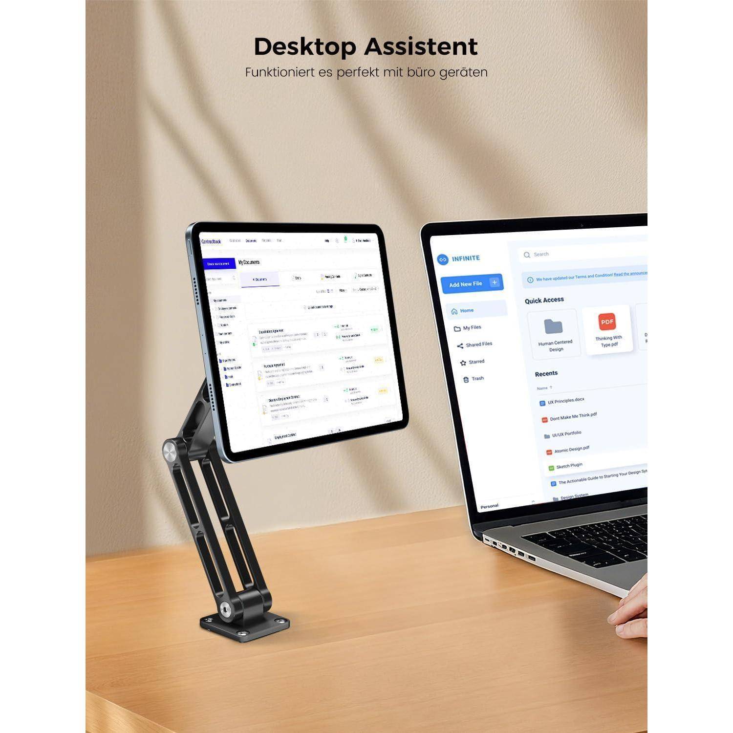 Zwei Computermonitore auf verstellbaren Schreibtischhalterungen neben einem Laptop auf einem Holzschreibtisch, mit dem Text „Desktop Assistent" und einem deutschen Tagline oben.